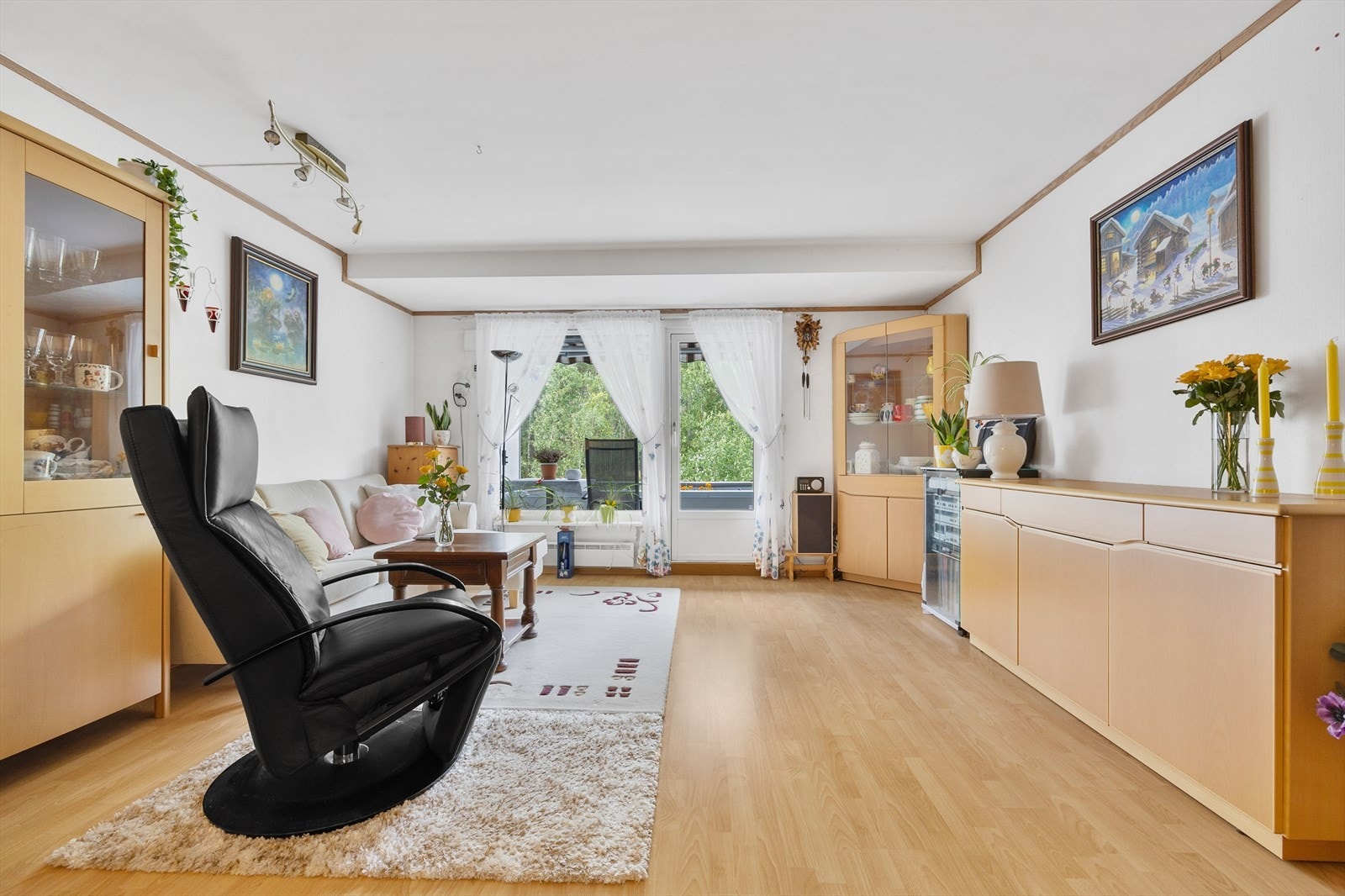 De store vindusflatene slipper inn rikelig med naturlig sollys Galleribilde