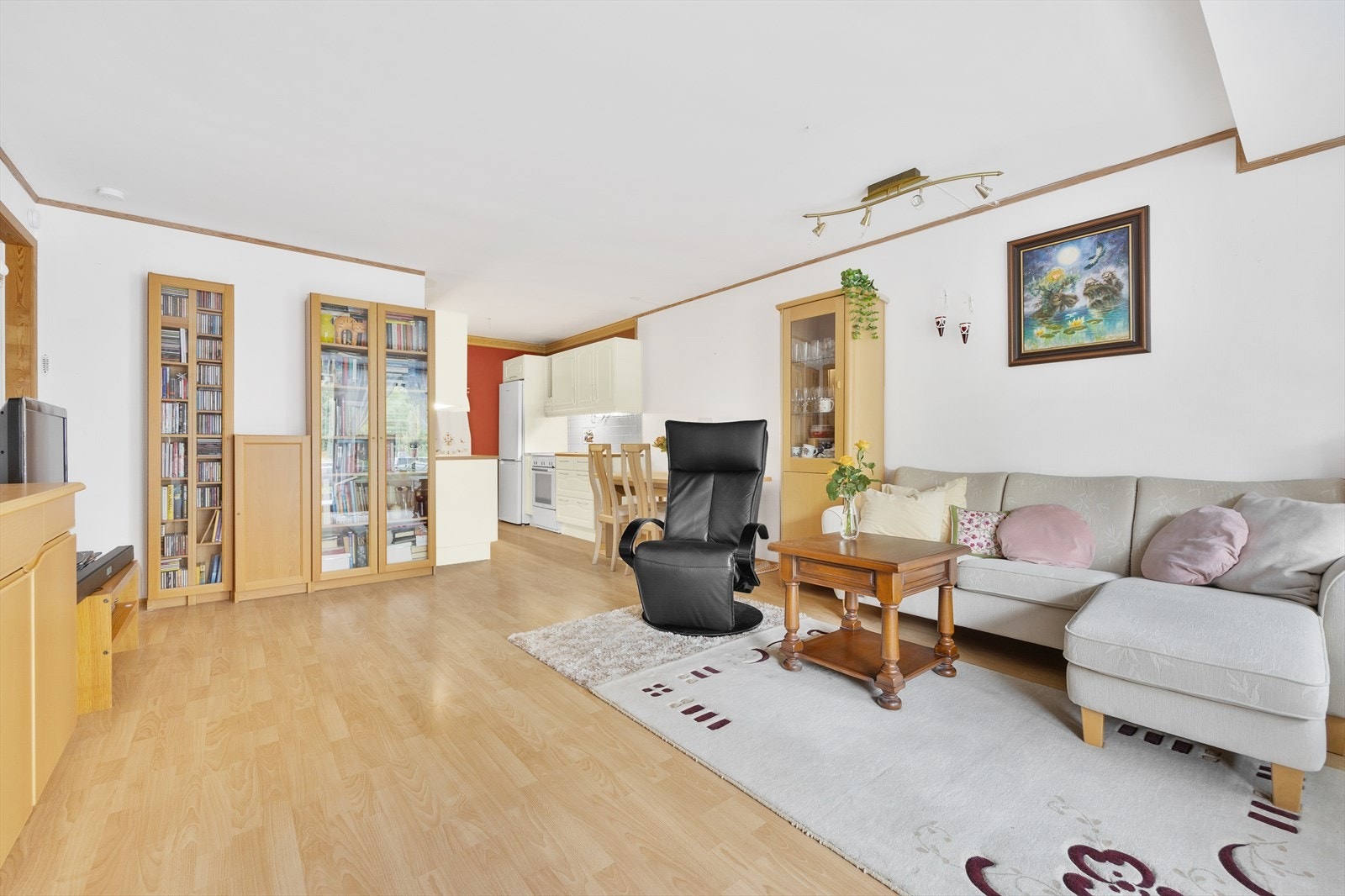 Praktisk åpen stue/kjøkkenløsning som legger til rette for mer sosialisering, samtidig som det bidrar til at leiligheten føles åpen Galleribilde