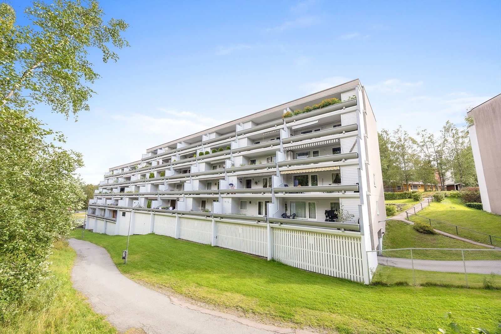 Varmtvann, kabel-TV, Internett og garasje er inkludert i felleskostnadene Galleribilde