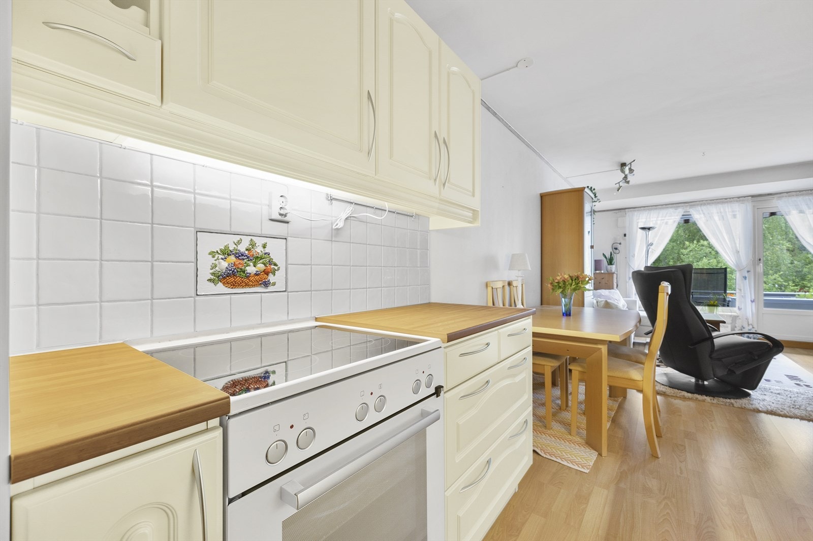 Godt med skap- og benkeplass gir gode oppbevaringsmuligheter og rikelig med arbeidsrom Galleribilde