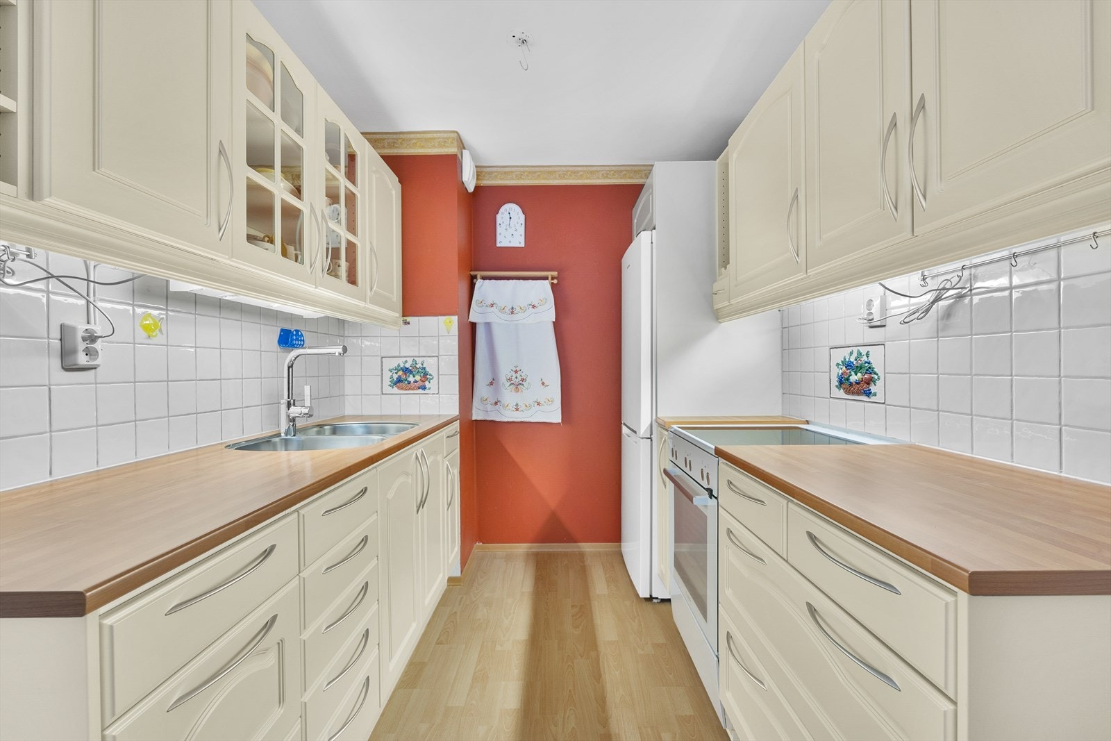 Kjøkkenet har frittstående hvitevarer som kjøl/frys og komfyr Galleribilde