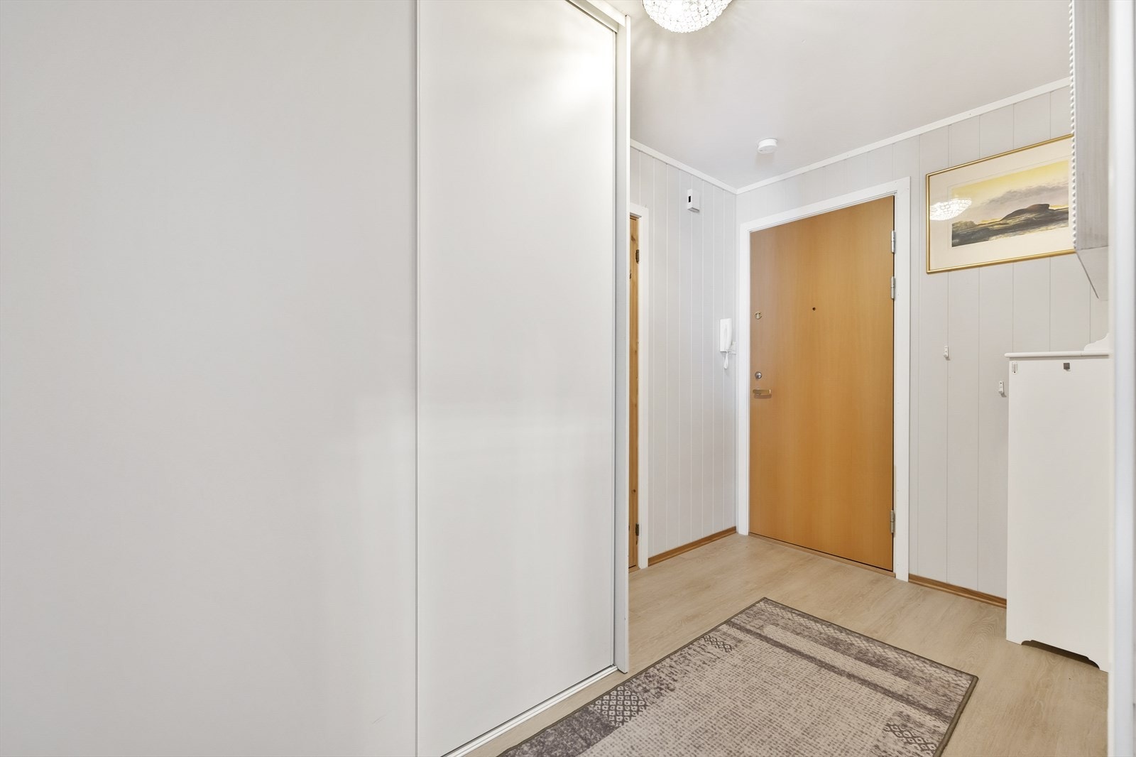 Lys og ryddig entré med god plass til skoskap og oppheng samt tilgang til innvendig bod for ekstra lagringsplass Galleribilde