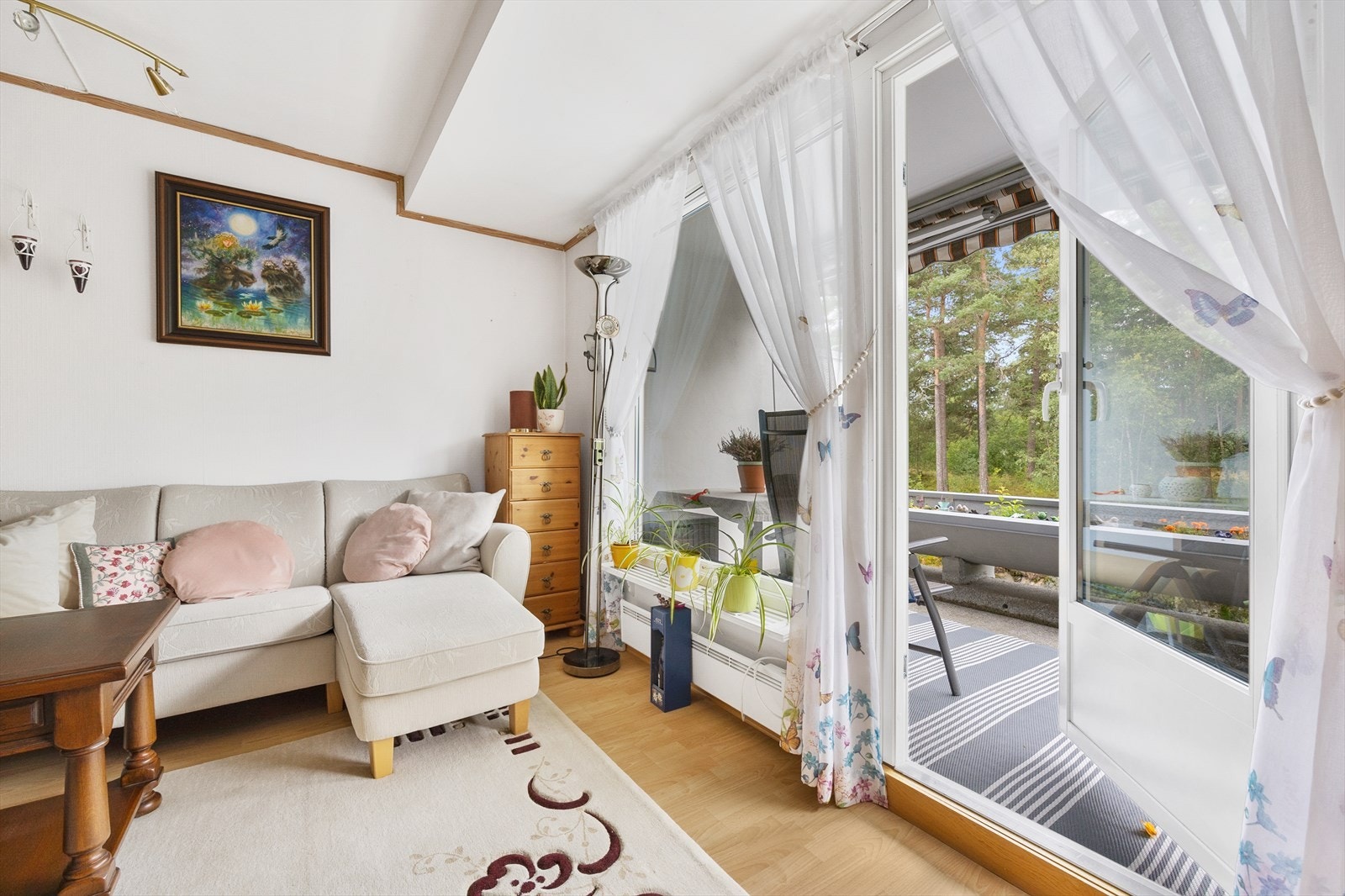 Fra stuen er det utgang til en herlig, nordvestvendt terrasse på hele 12 m² Galleribilde