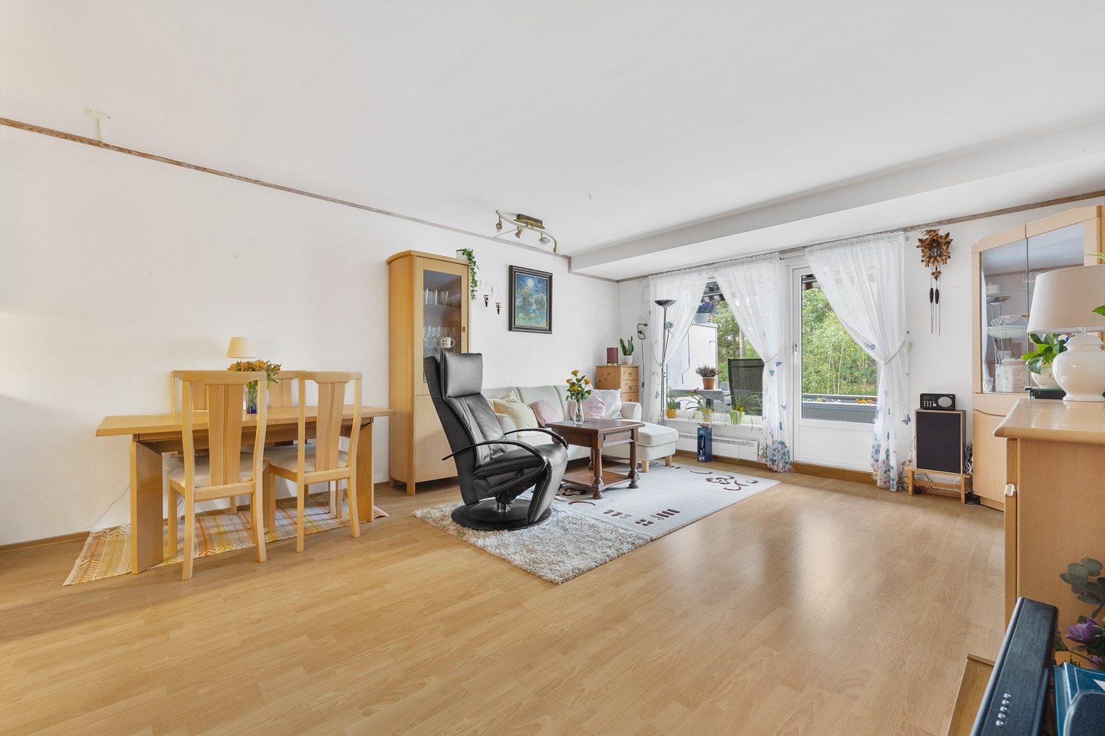 Lys og romslig stue med en rekke møbleringsmuligheter Galleribilde