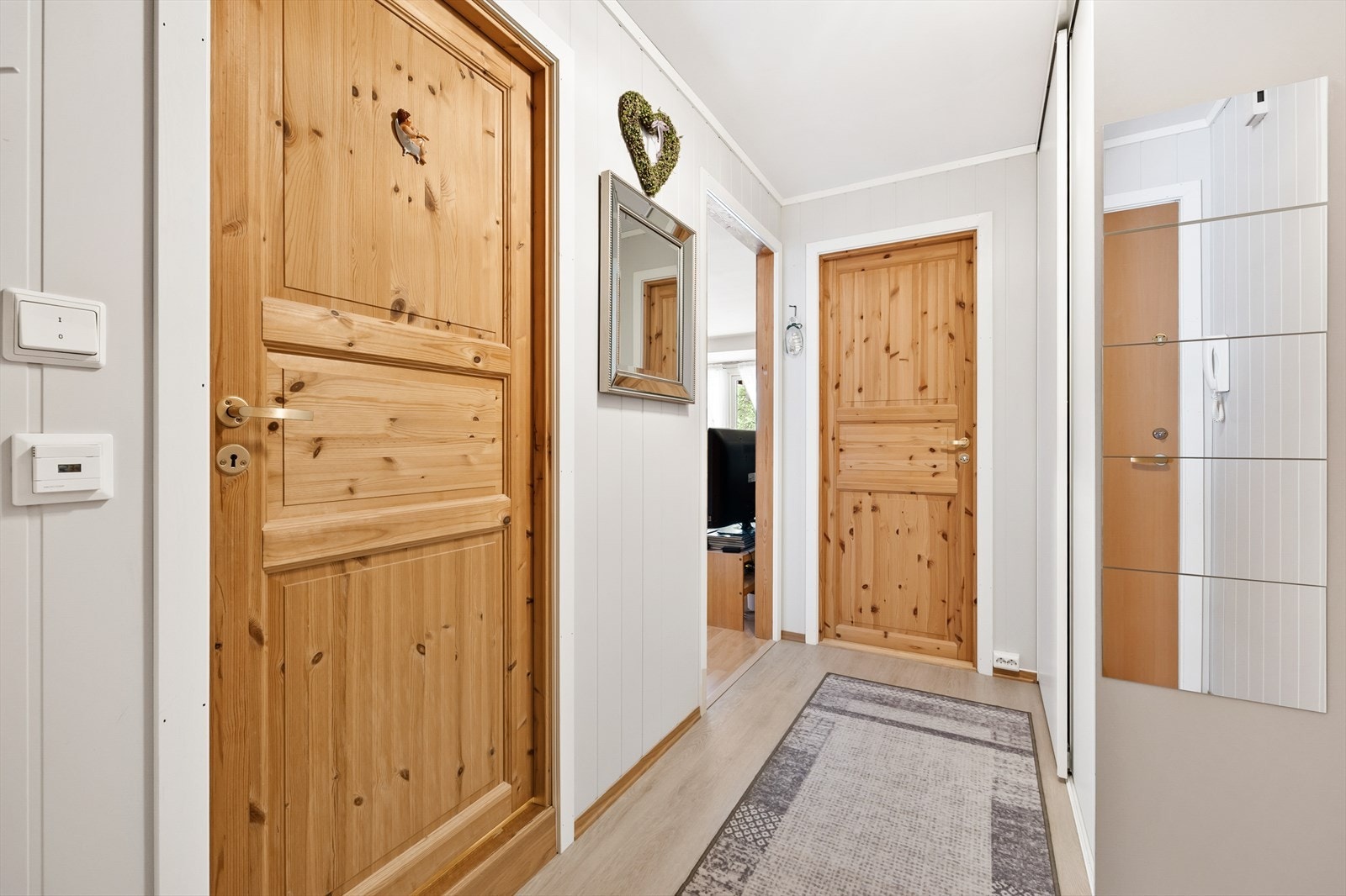 Her blir gjestene møtt med en følelse av velvære fra første stund. Dørcallinganlegget gjør at du enkelt kan slippe inn gjester fra bakkeplan Galleribilde