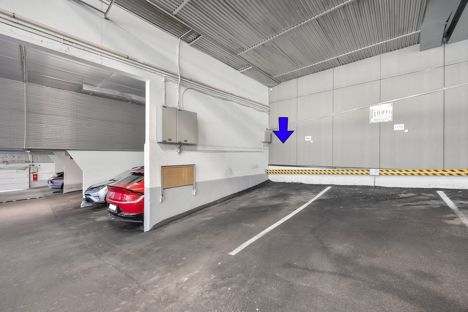 Bilen parkeres trygt på medfølgende garasjeplass Galleribilde