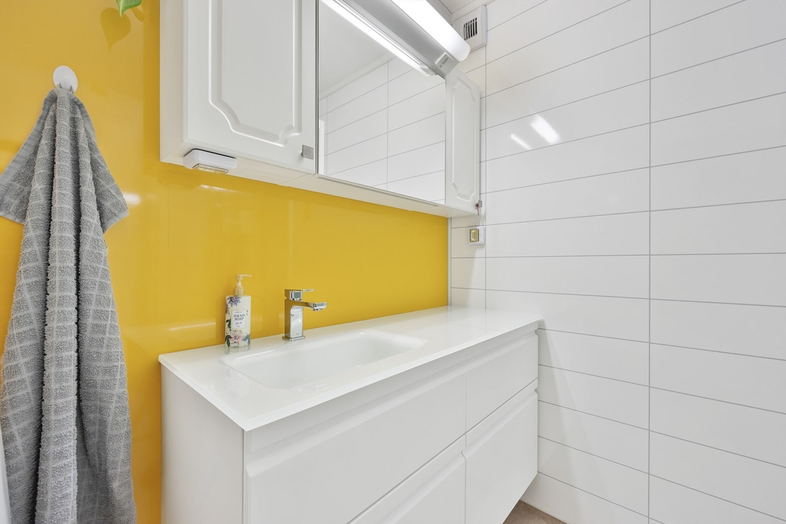 Praktisk bad med våtromsplater på vegg, belegg på gulv og komfortable varmekabler i gulvet Galleribilde