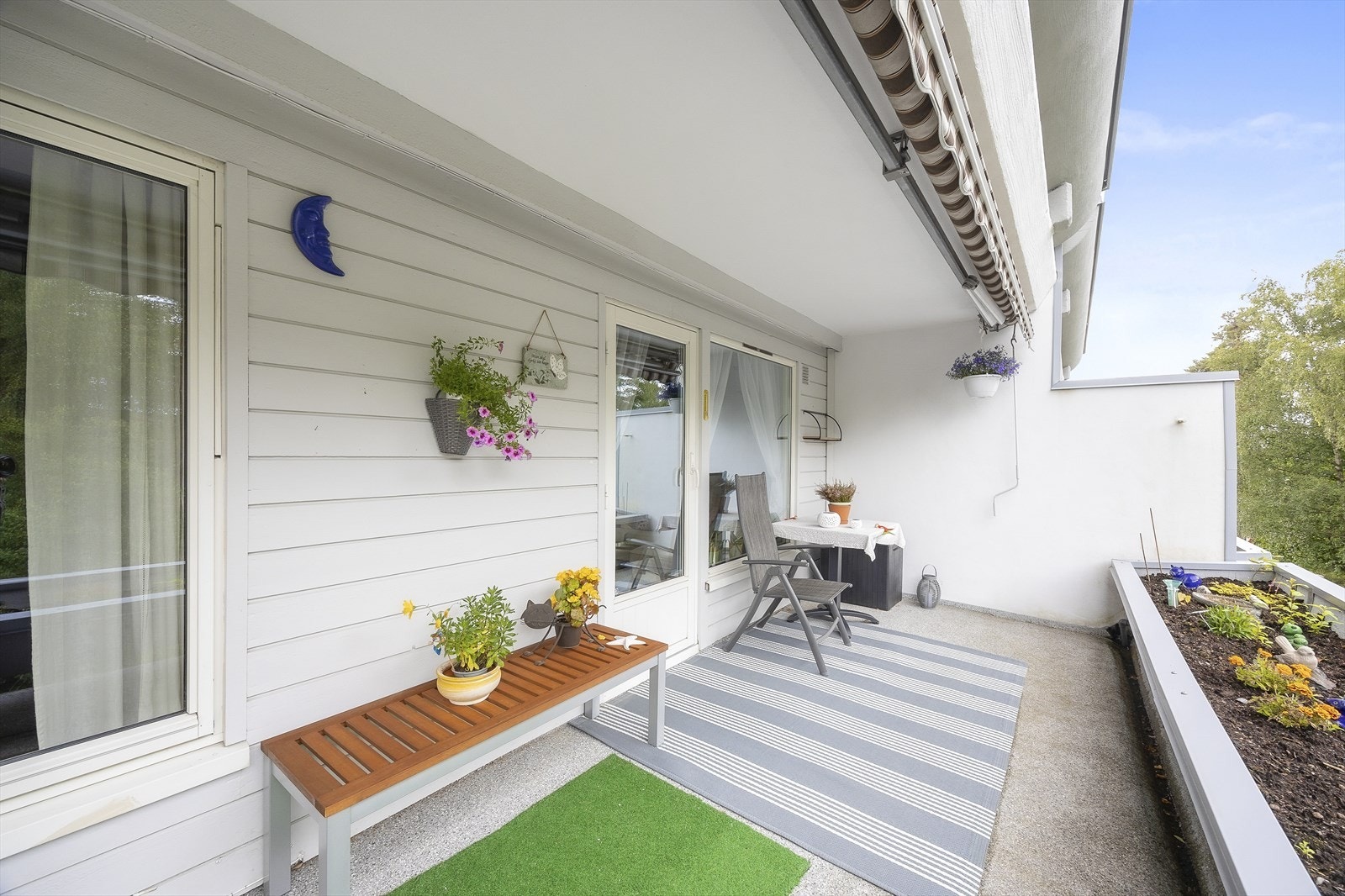 På balkongen er det god plass for utemøbler og grill. Her har du også en praktisk markise som skjermer mot sol Galleribilde