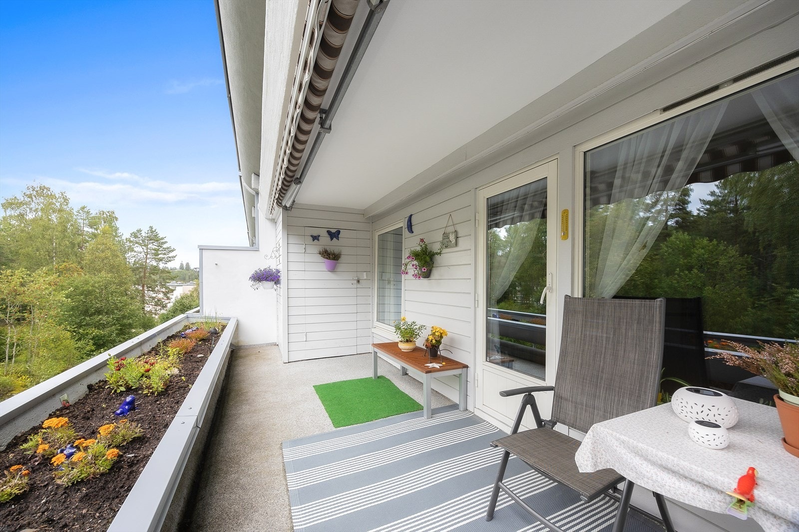 Adkomst til bod på 2 m² for ekstra oppbevaringsplass og fin utsikt mot naturen Galleribilde