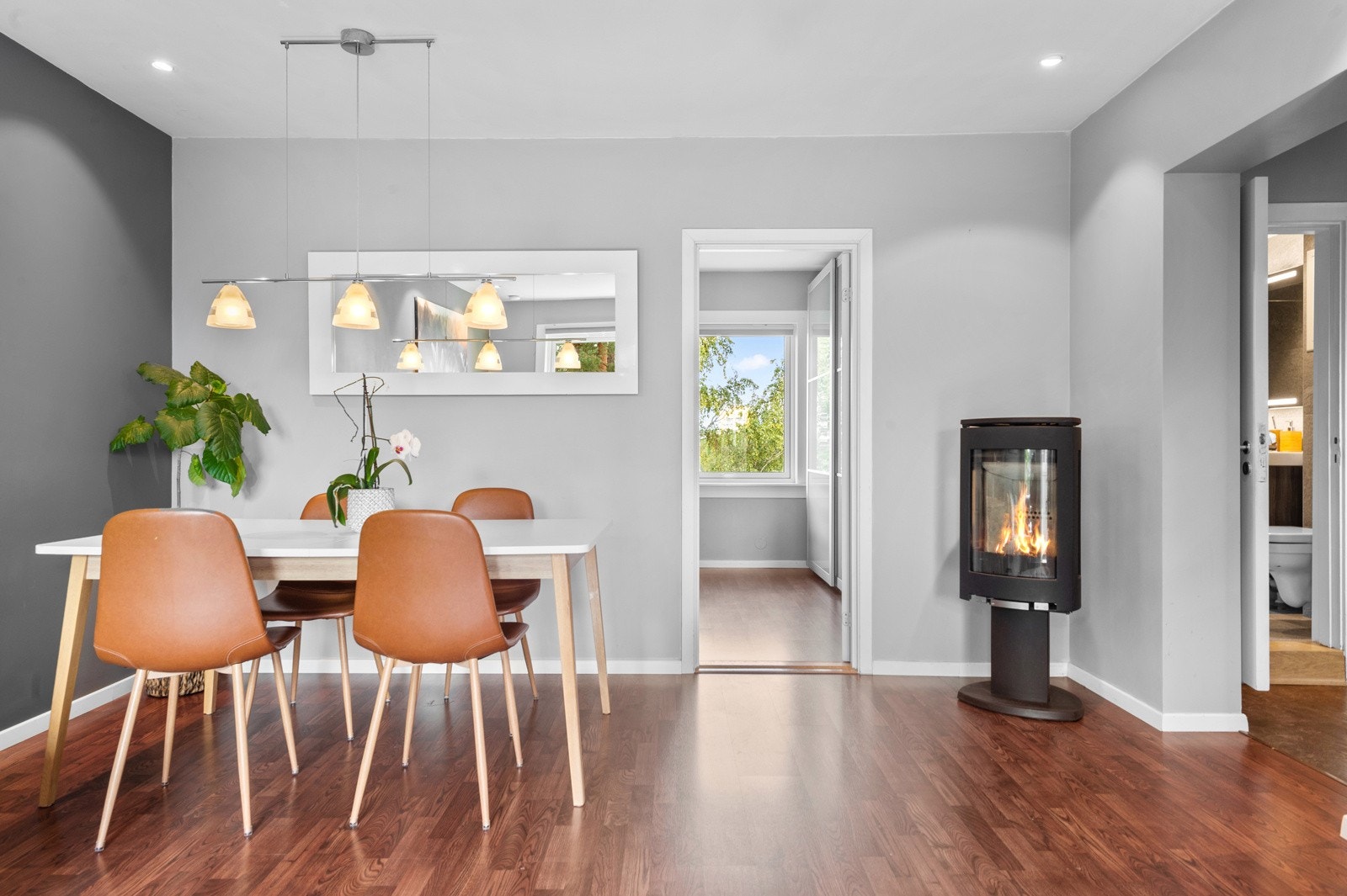 Det er god plass til både en sofagruppe, medievegg og spisebord i stuen. Galleribilde