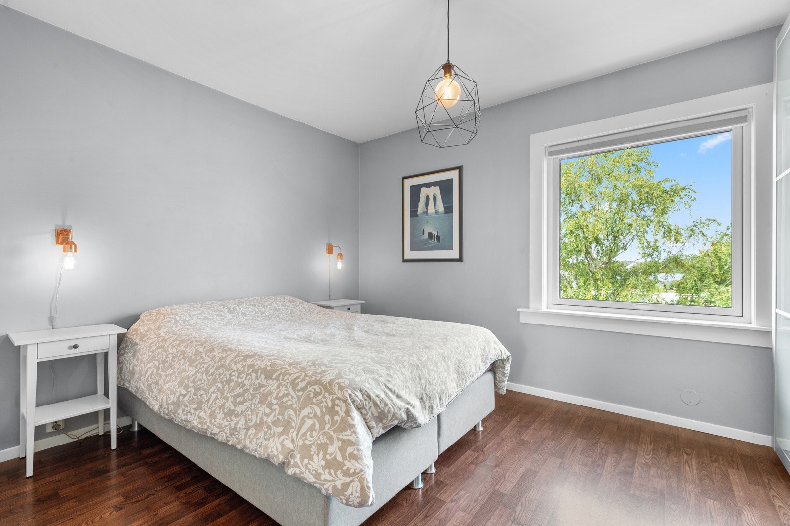Hovedsoverommet byr på rikelig med plass til både dobbeltseng og annet nødvendig møblement. Galleribilde