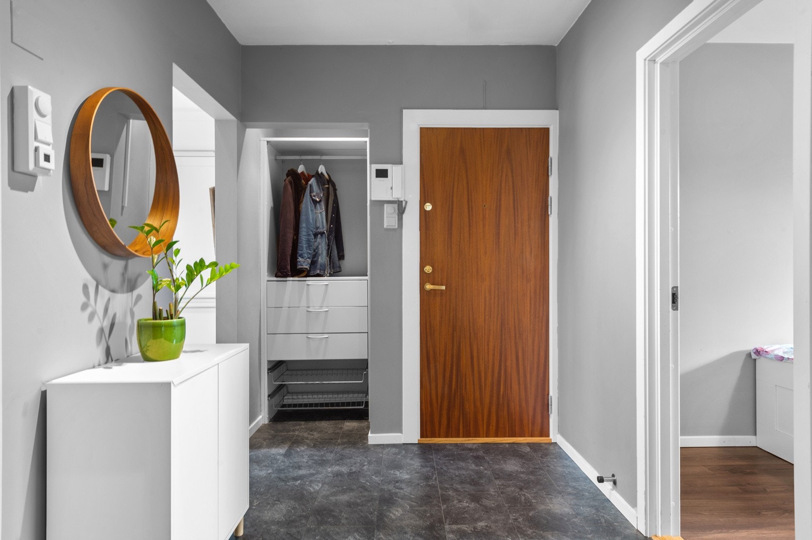Velkommen inn til en stor og innbydende entré! Her er det god plass til både speil og annet entrétilbehør. I tilknytning til entréen finner du også et praktisk kott som kan benyttes som garderobe, perfekt for oppbevaring av yttertøy og sko. Galleribilde