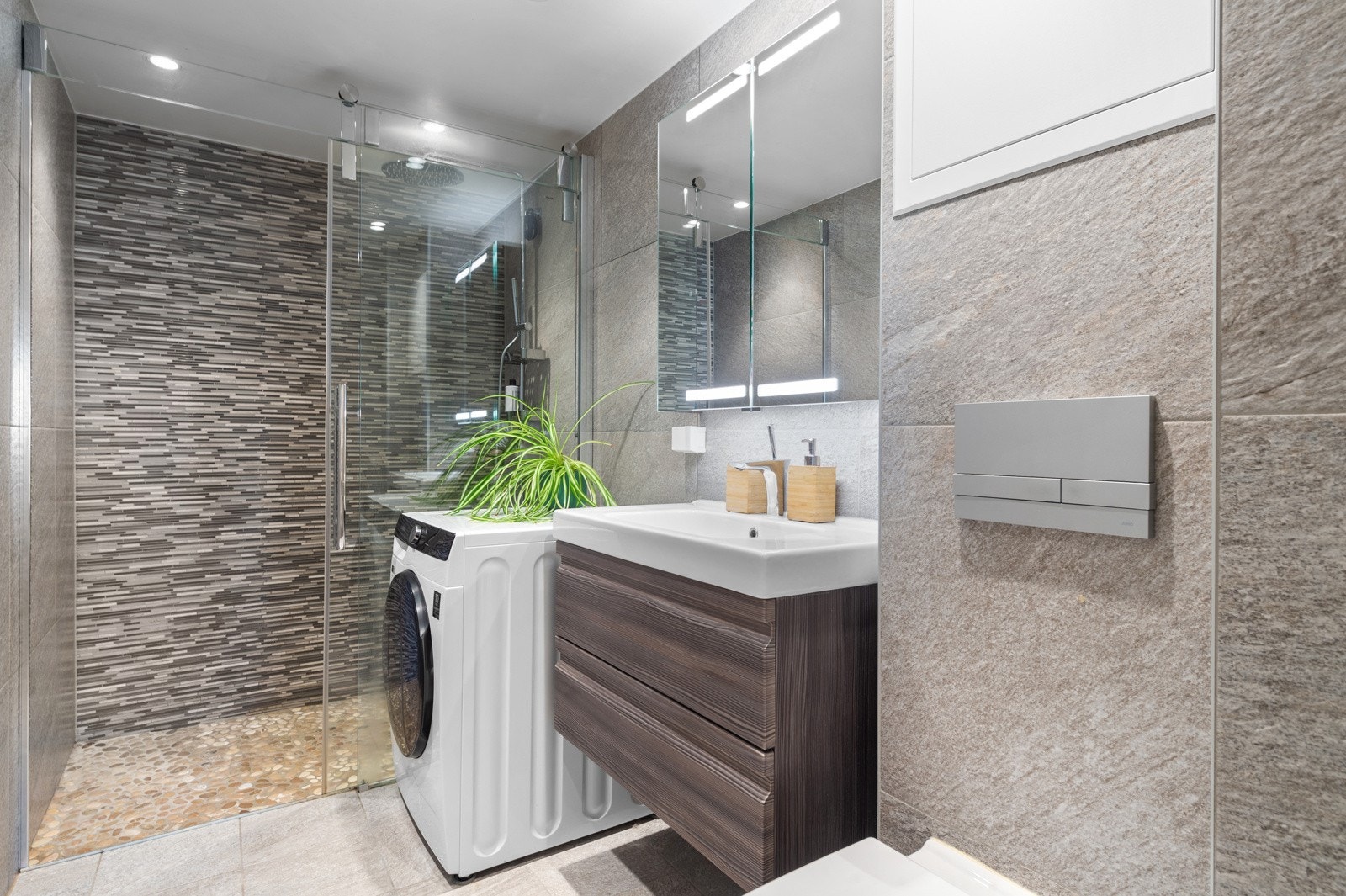 Dette romslige badet, renovert i 2014 i regi av borettslaget med tilhørende dokumentasjon, kombinerer funksjonalitet med moderne design. Galleribilde