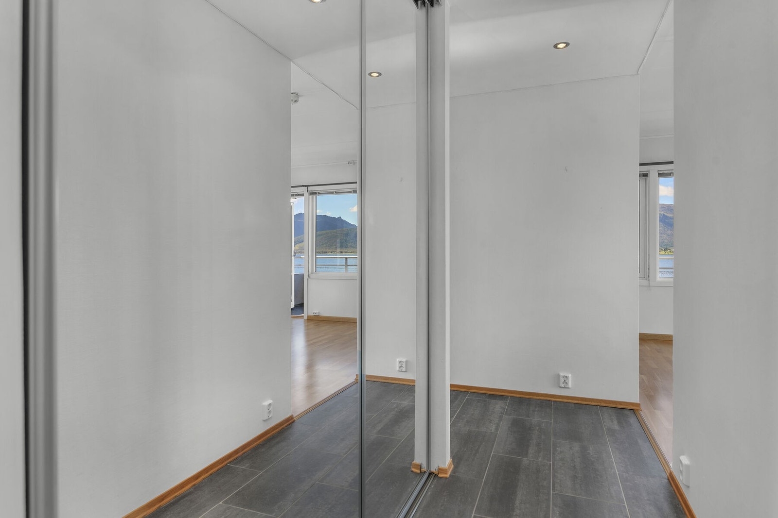 Entréen er utført med fliser på gulvet og spotbelysning i taket. Galleribilde