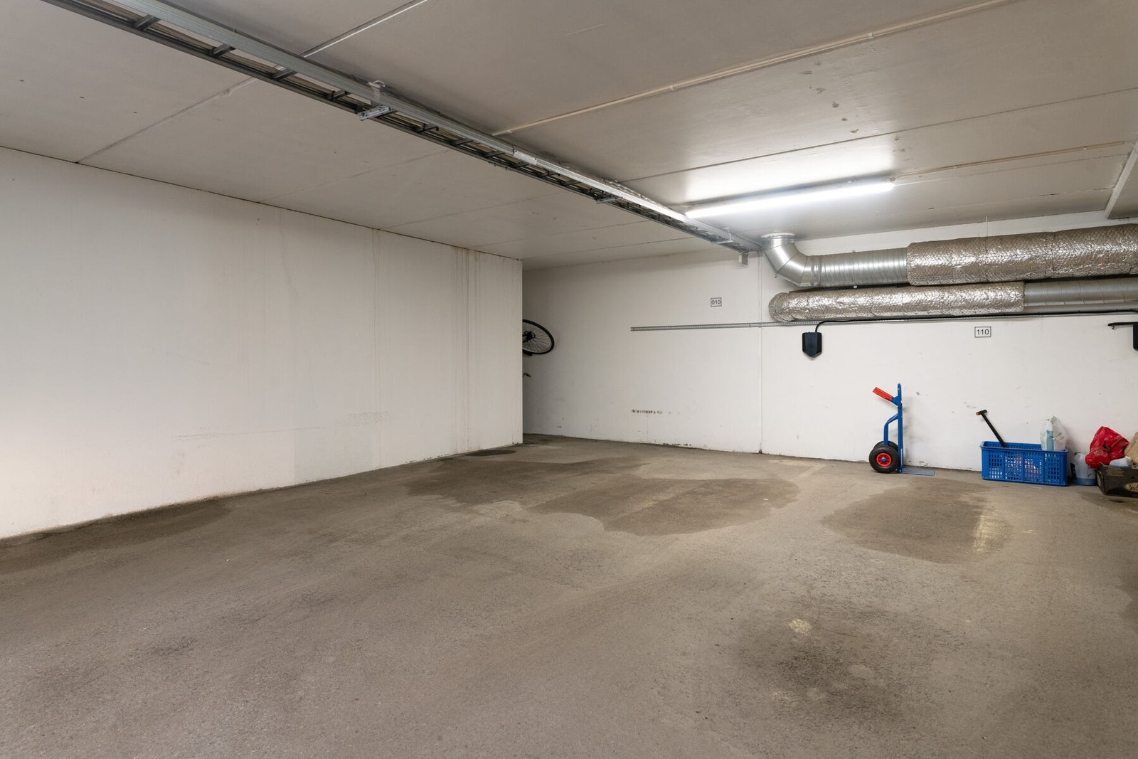 Det medfølger parkering i felles garasjeanlegg. Her er det klargjort for montering av elbil-lader. Galleribilde