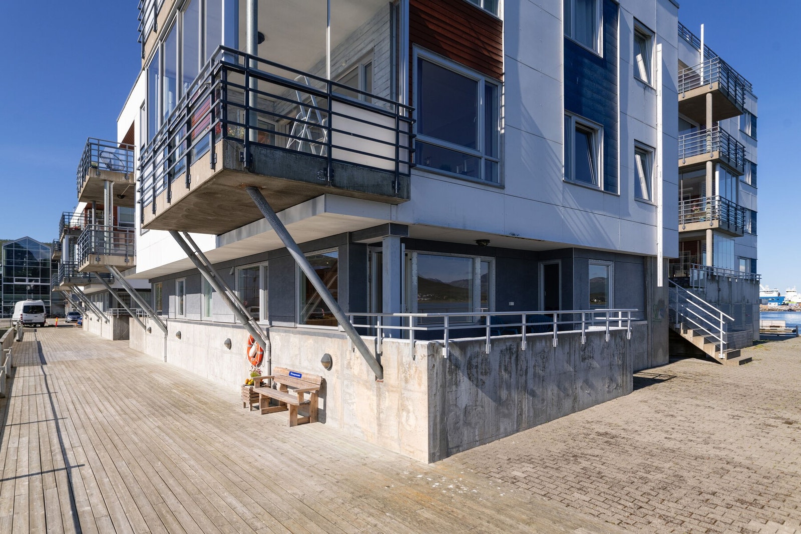 Trivelig 2-roms andelsleilighet på bakkeplan med fantastisk sjøutsikt. Galleribilde