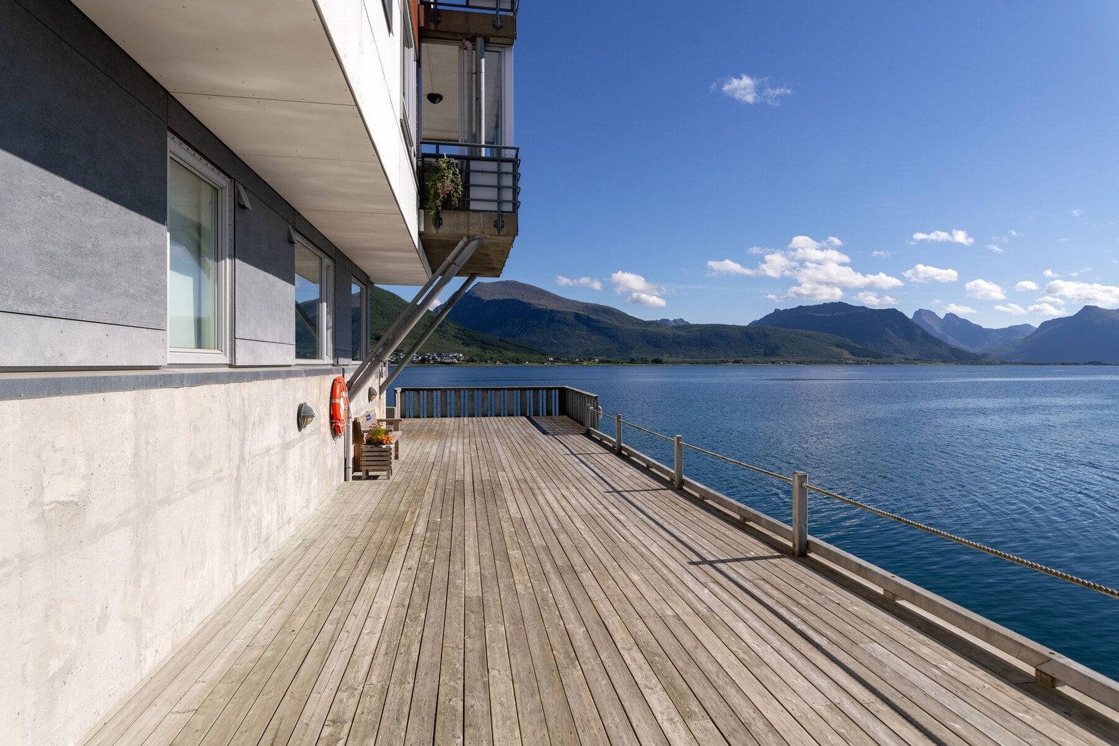 Solrikt uteområde som er fellesområde for borettslaget. Galleribilde