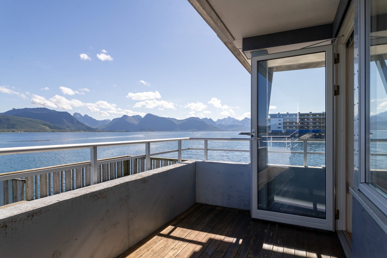 Terrassen er delvis overbygd, og har særdeles god utsikt mot sjø og fjell. Galleribilde