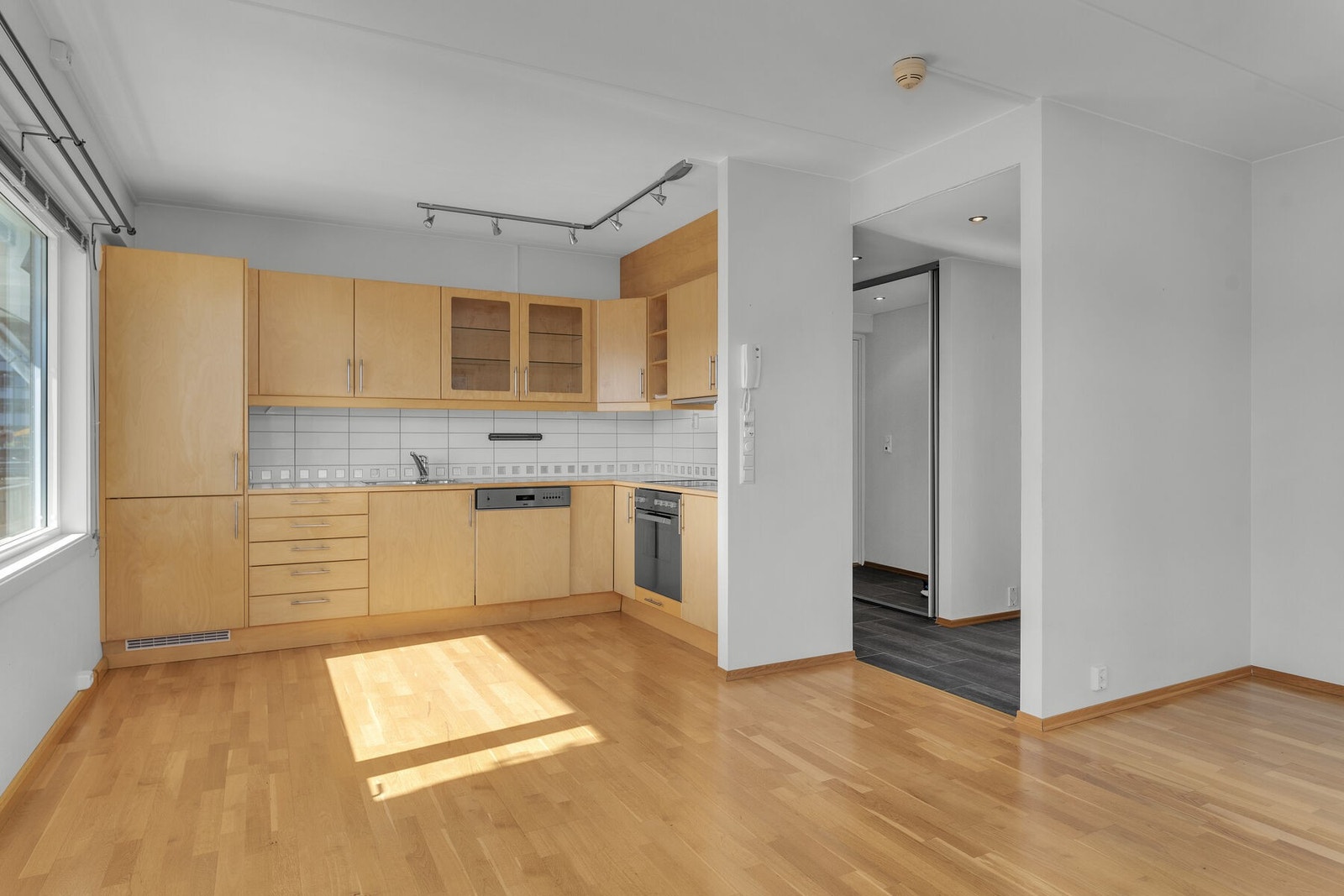 Stue og kjøkken i åpen løsning gir en god romfølelse. Galleribilde