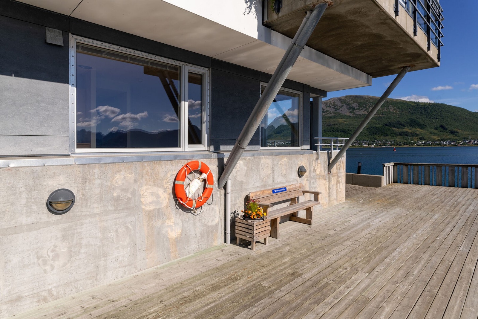 Uteområdet er opparbeidet i maritim stil, med beplantning, hellebelagte områder samt kai rundt bygget. Galleribilde