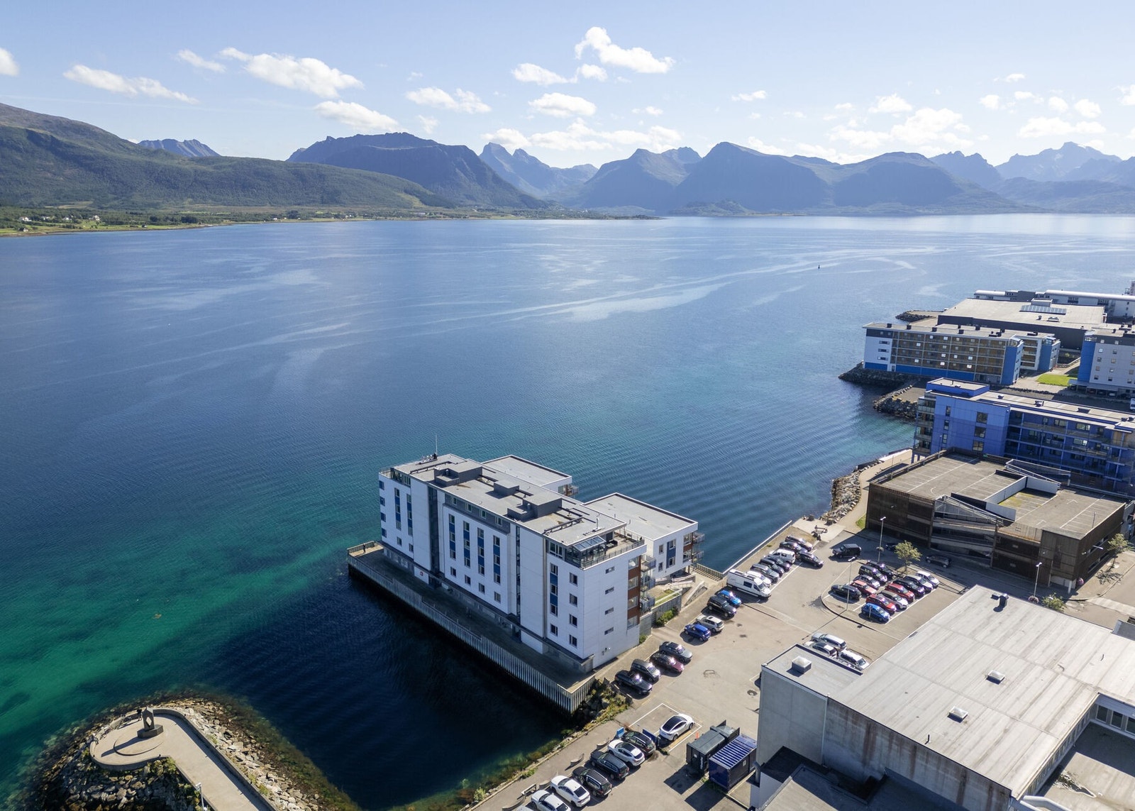 Leiligheten har god intern beliggenhet i blokken, med meget god utsikt mot sjø og fjell. Galleribilde