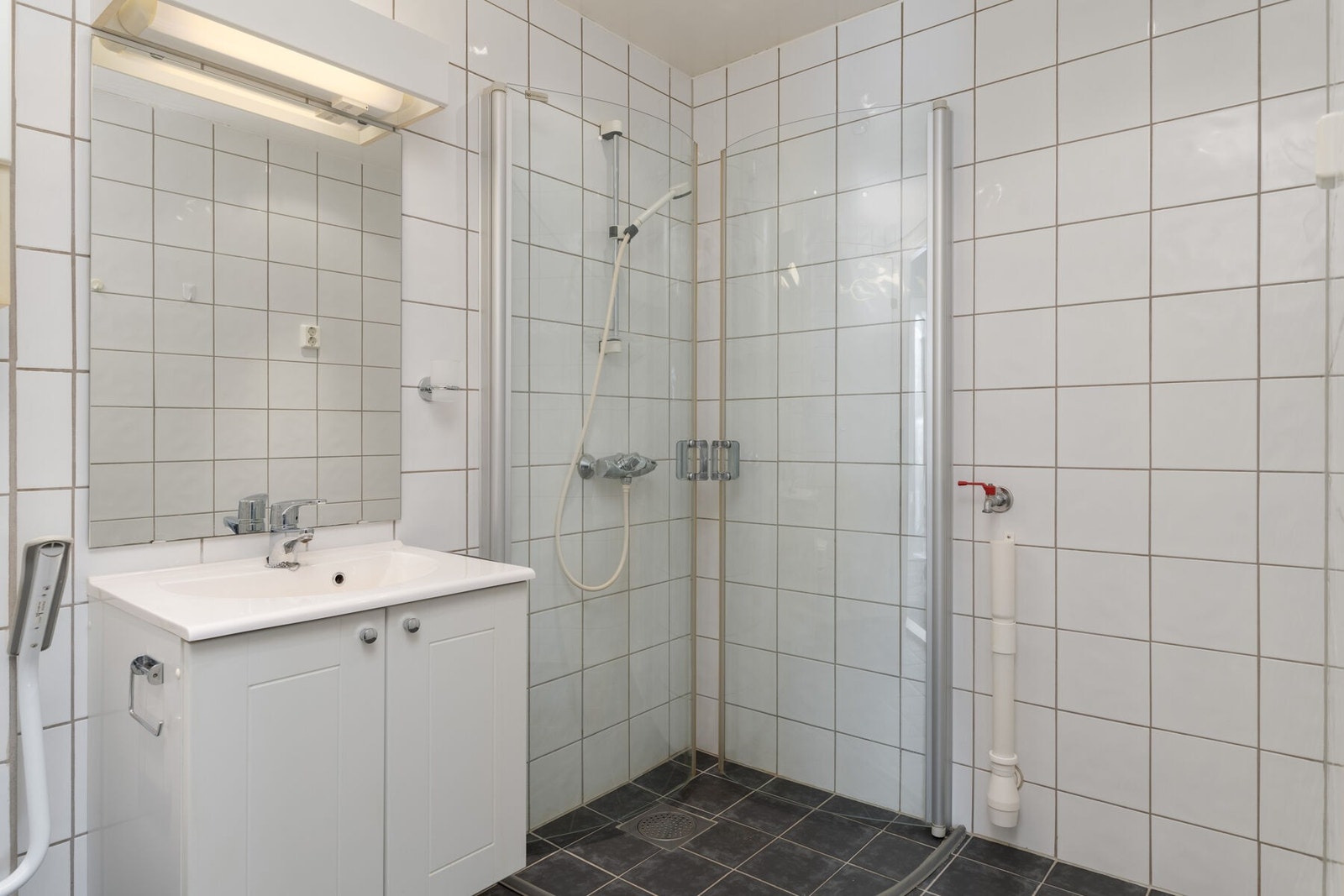 Helfliset bad/vaskerom med varmekabler i gulvet. Galleribilde