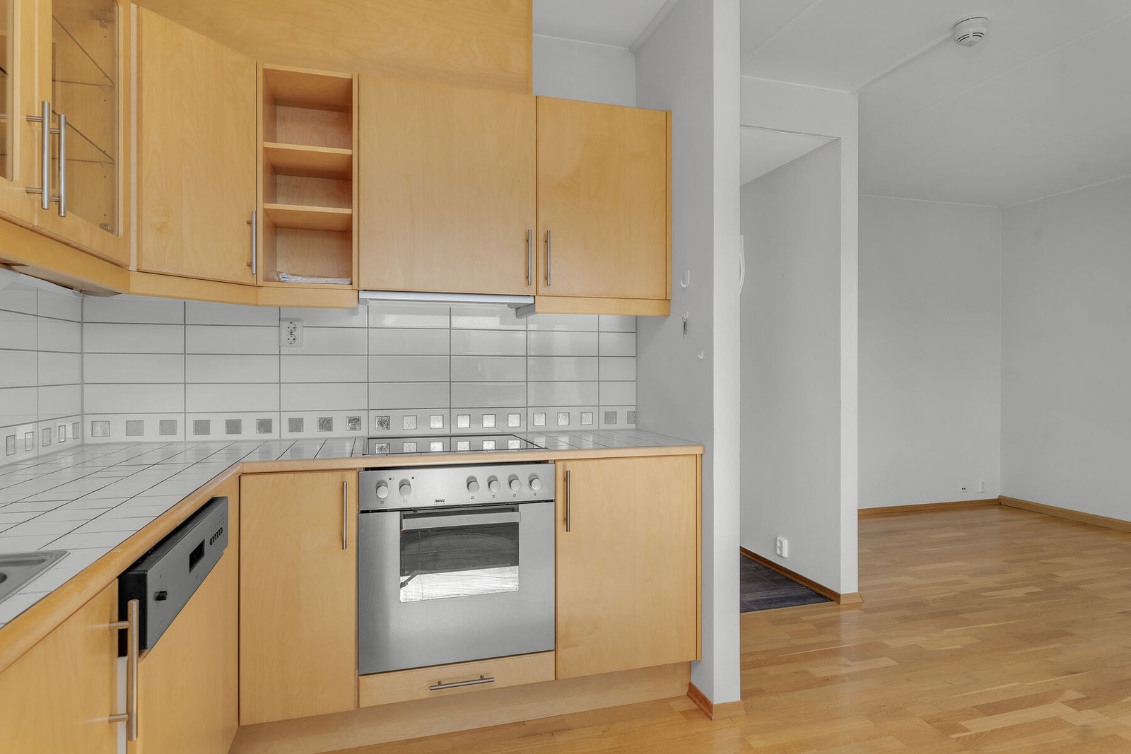 Kjøkkenet er utstyrt med integrerte hvitevarer. Galleribilde