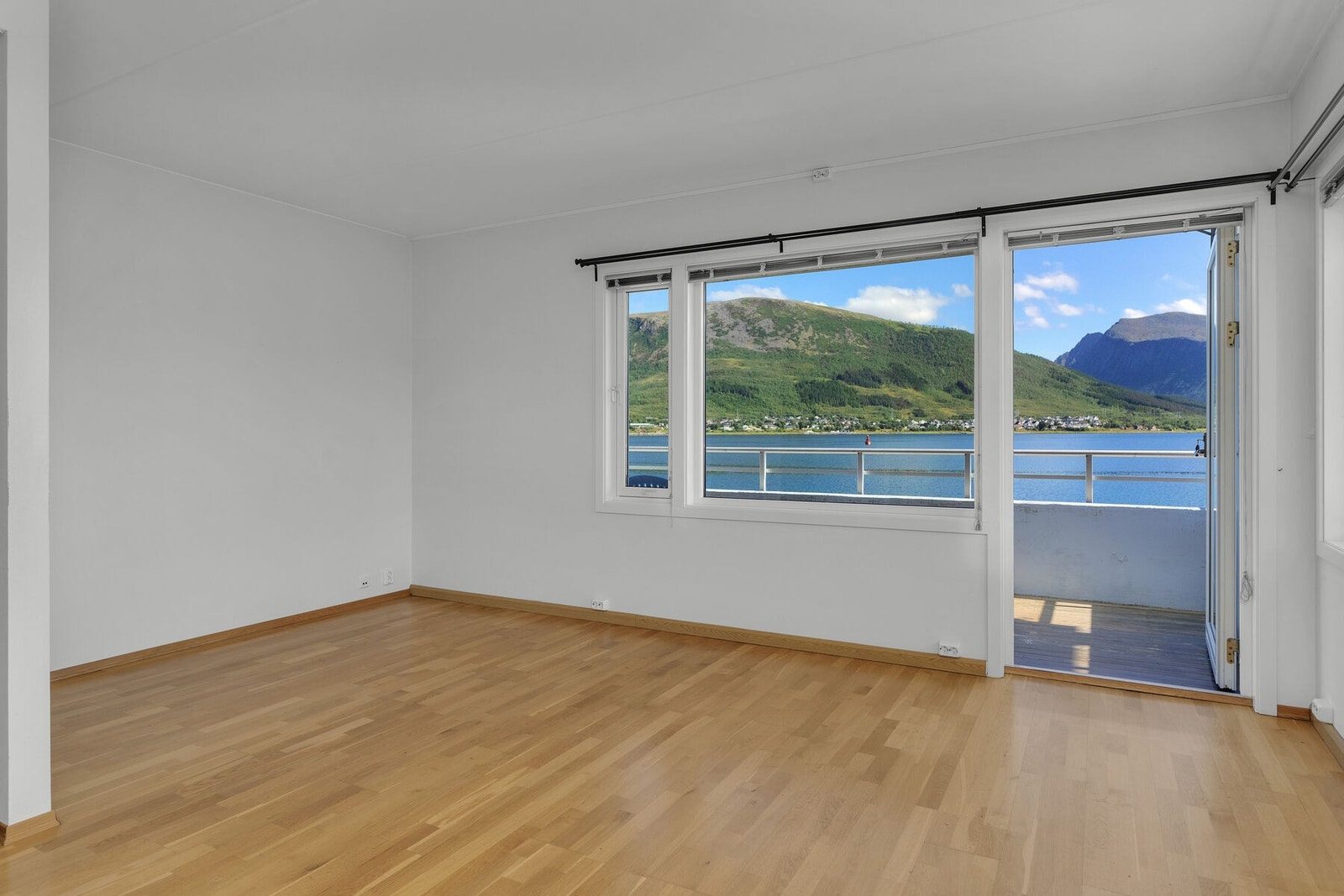 I stuen er det plass til møblering av både sofakrok og spisestue. Galleribilde