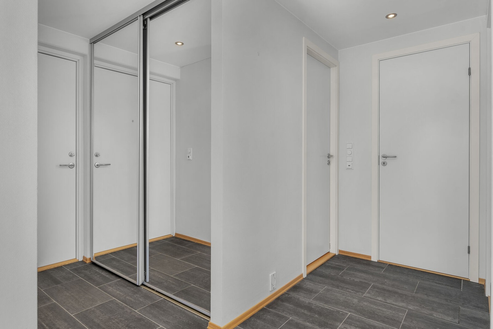 Entré med skyvedørsgarderobe. Galleribilde