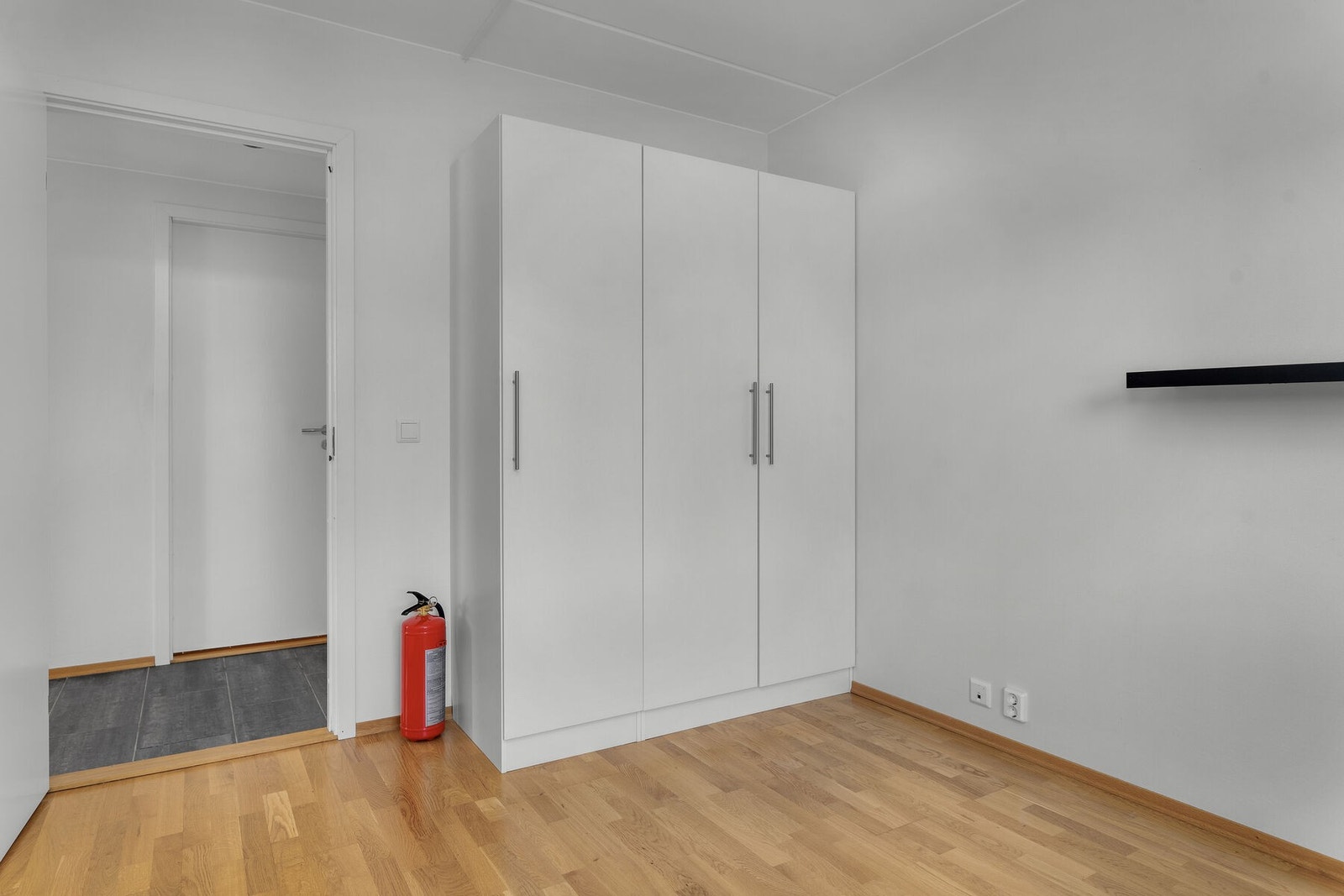 Soverommet er innredet med garderobeskap. Galleribilde