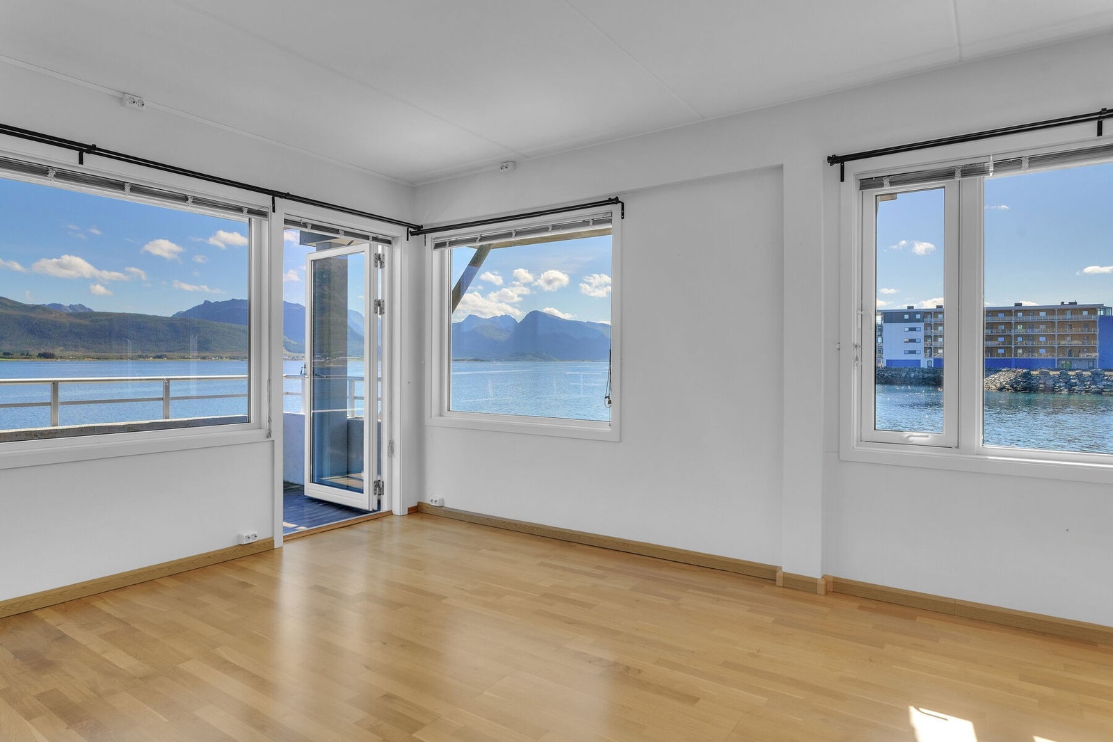 Store vindusflater sørger for mye naturlig lys i leiligheten. Galleribilde