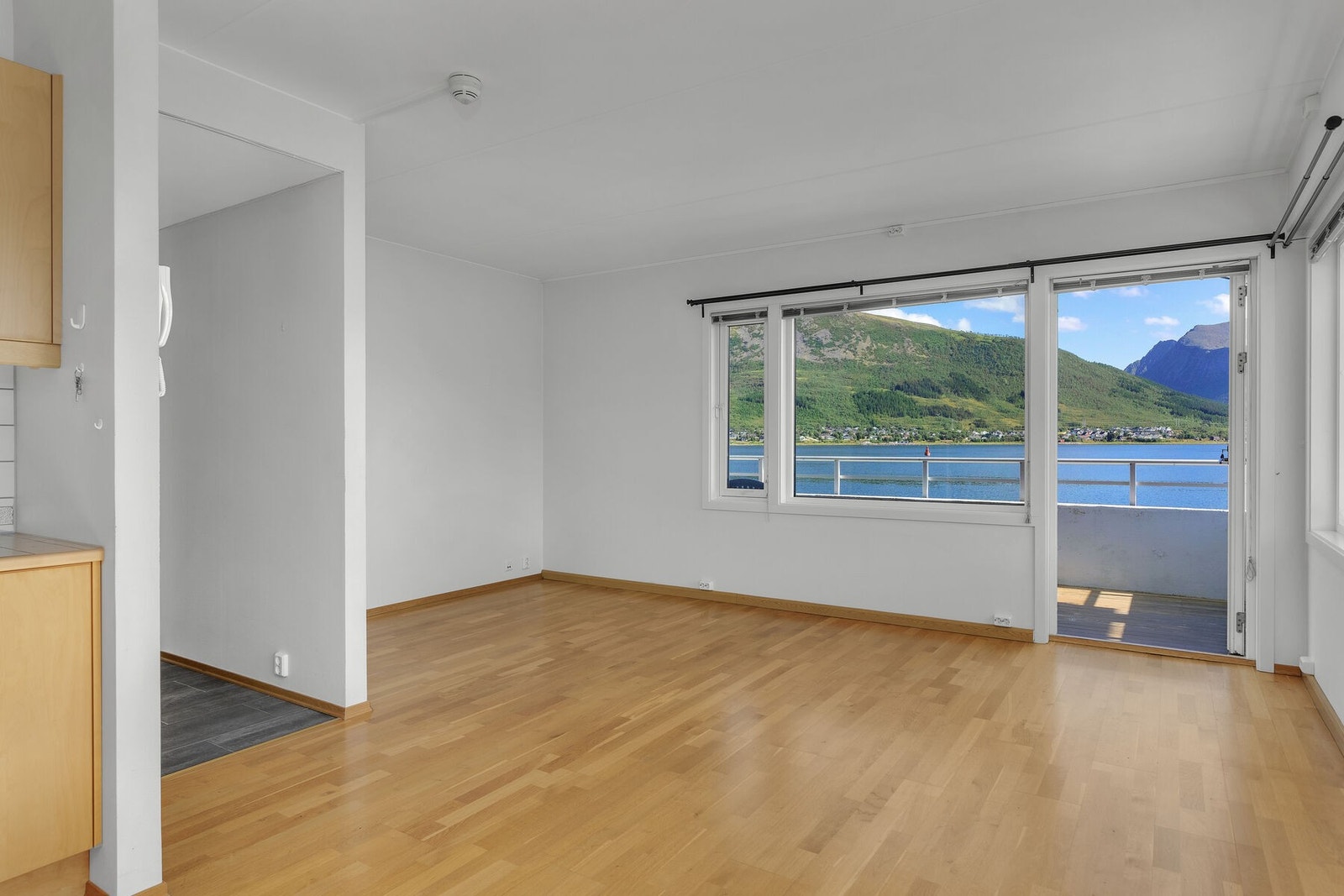 Stuen har lysmalte vegger og parkett på gulvet. Galleribilde