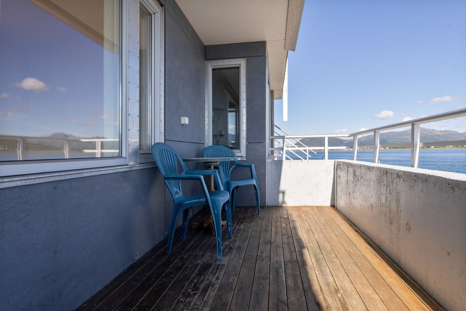 Terrasse mot øst hvor du kan nyte en kopp kaffe til formiddagssolen. Galleribilde