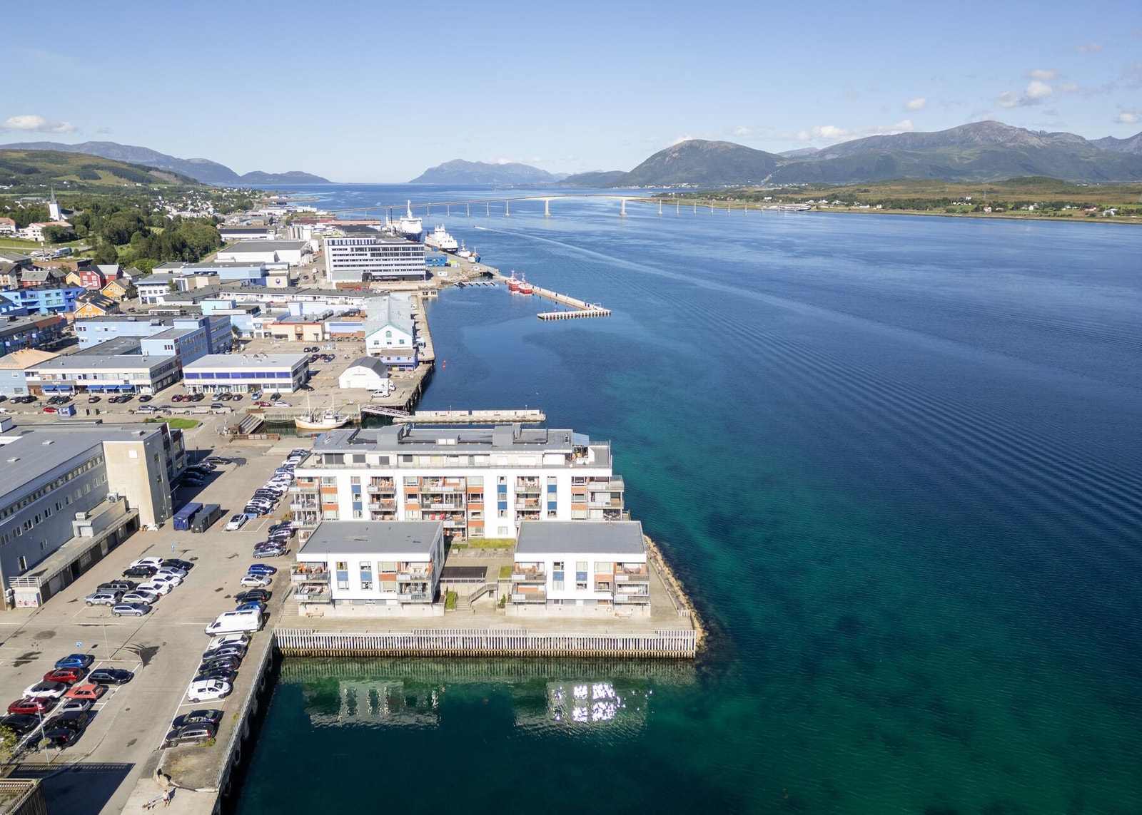 Sortland Brygge består av 3 bygninger, med beliggenhet på fylling i sjøen og omkranset av sjø på tre sider. Galleribilde
