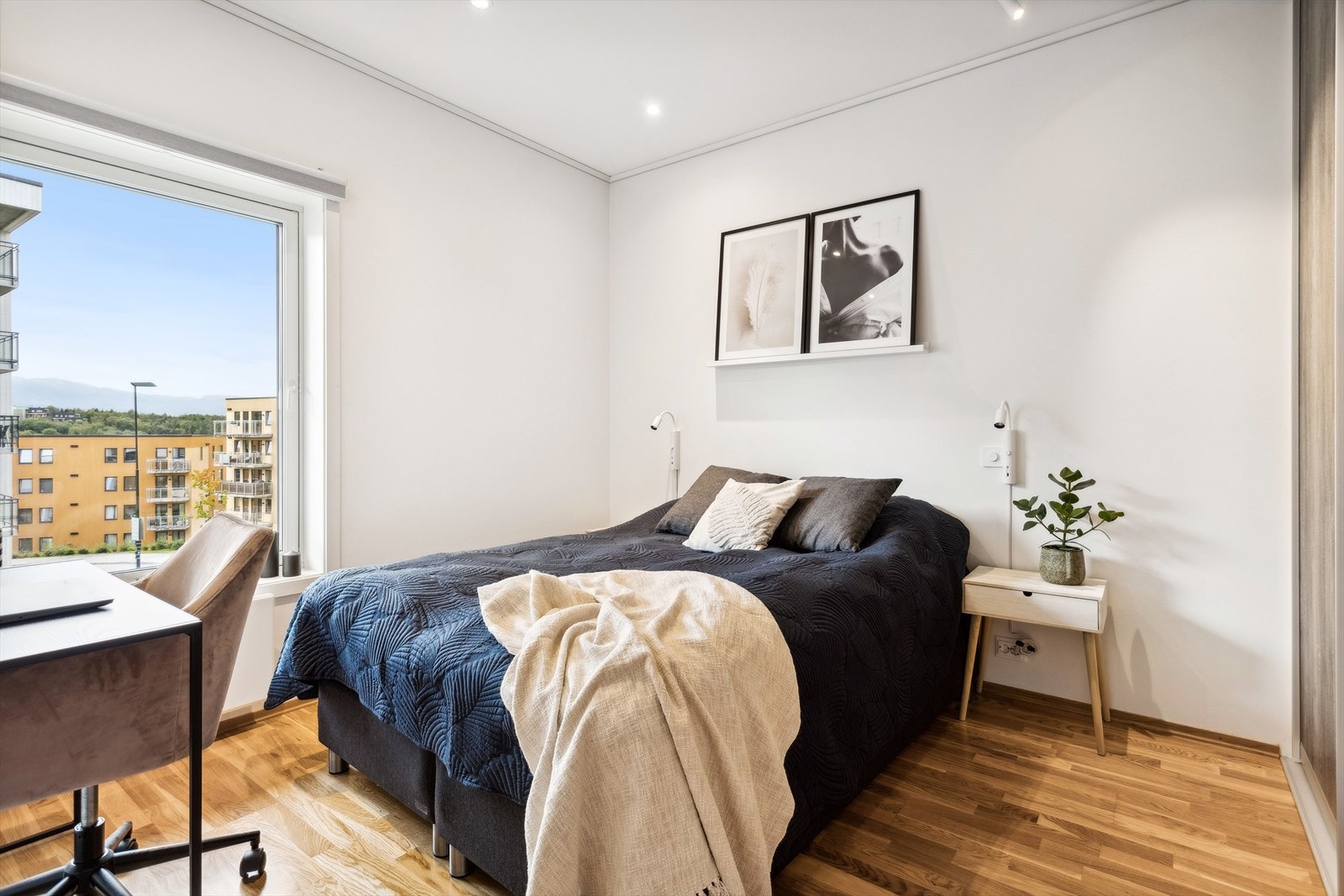 Hovedsoverommet er ca 11,1 m² og har god plass til dobbelseng med tilhørende nattbord. Galleribilde
