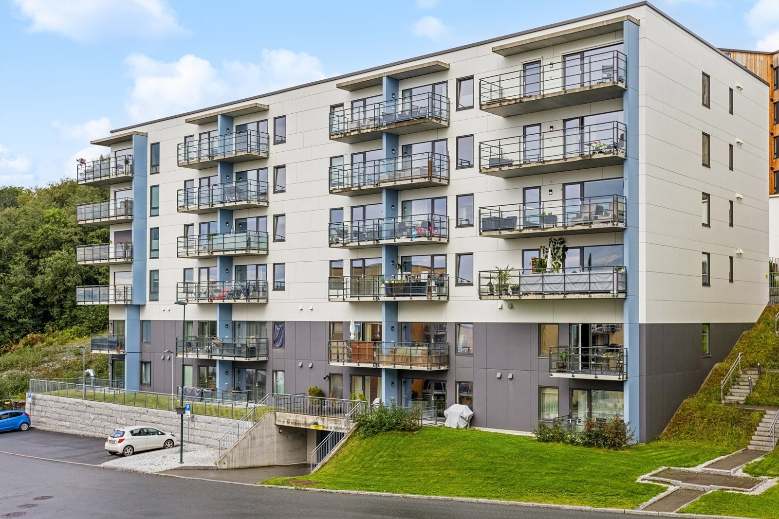 Sameiet Høisethåsen B4 består av tilsammen 75 boligseksjoner + garasjekjellere. Galleribilde
