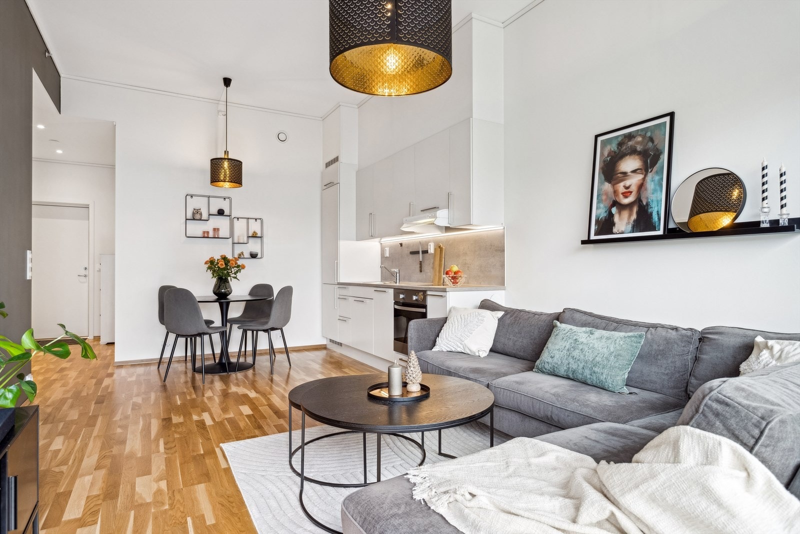Stue og kjøkken er tilsammen ca 20 m². Galleribilde
