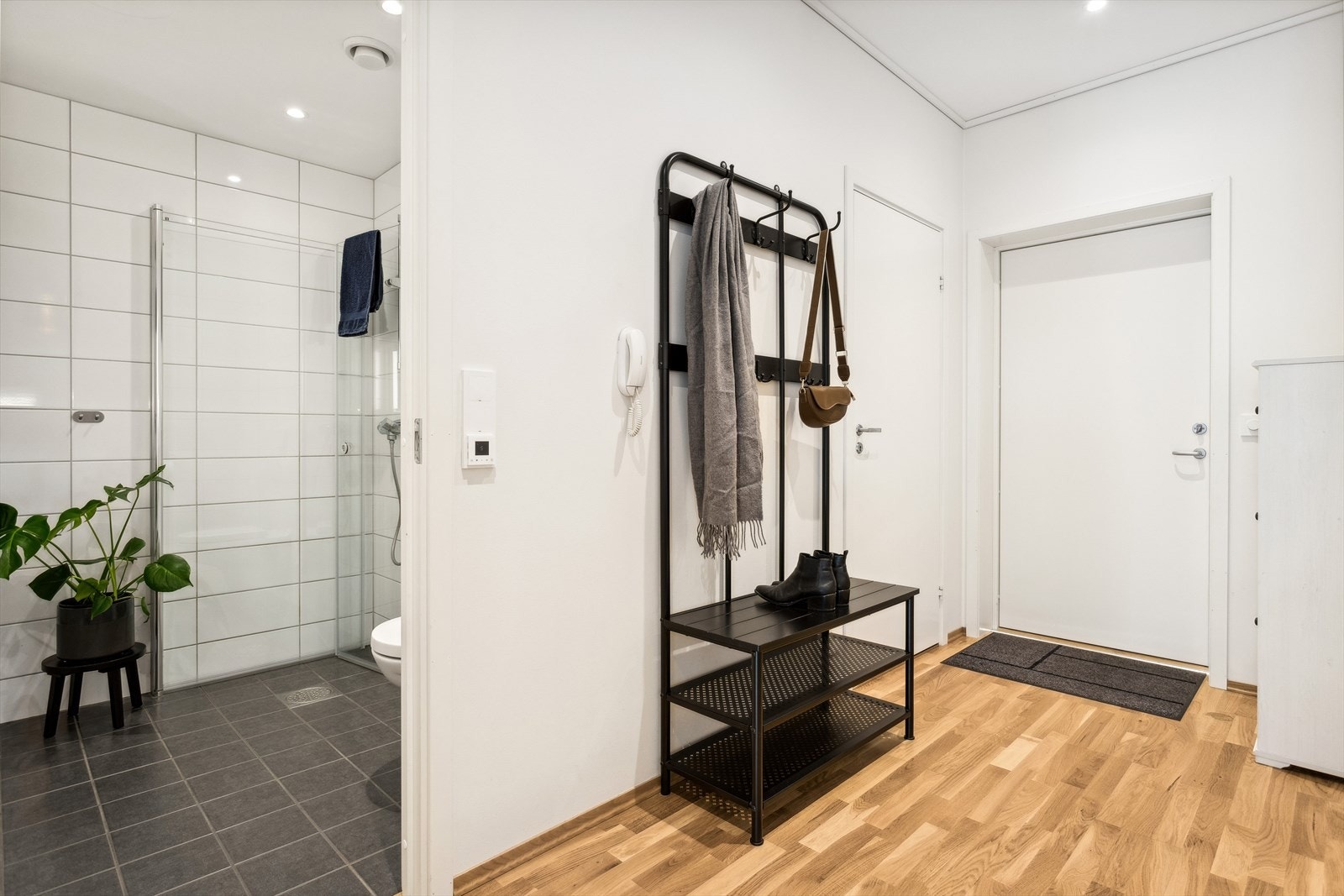 Entréen er ca 5,7 m² og har god plass til knaggrekke for yttertøy og skohylle. Dørtelefon. Galleribilde