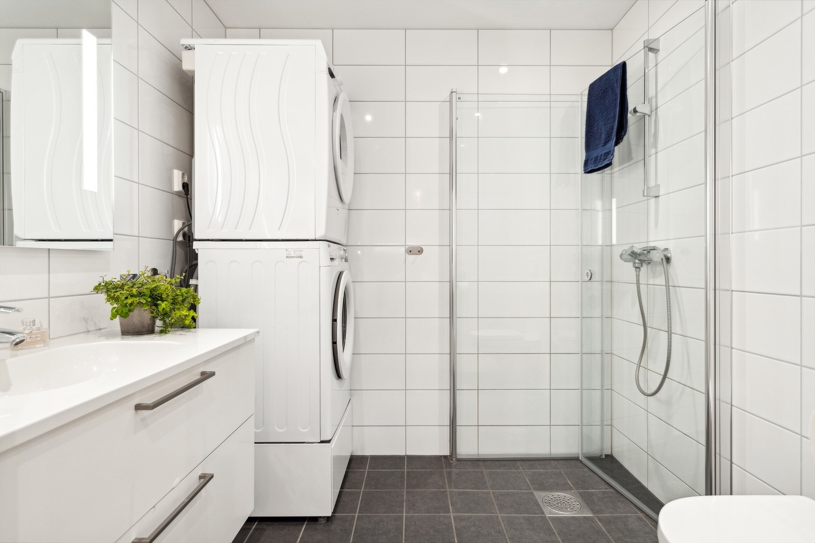 Baderommet er ca 4,1 m² og har flis på gulv og vegg, malt slett himling. Galleribilde