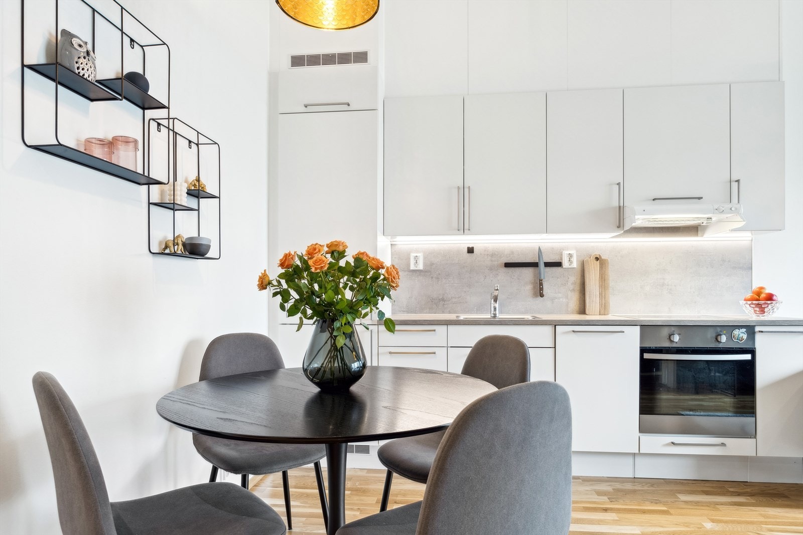 Kjøkkenet har en flott og tidløs innredning som består av over- og underskap med folierte fronter og skrog. Laminat benkeplate med nedsenket oppvaskkum og platetopp. Galleribilde