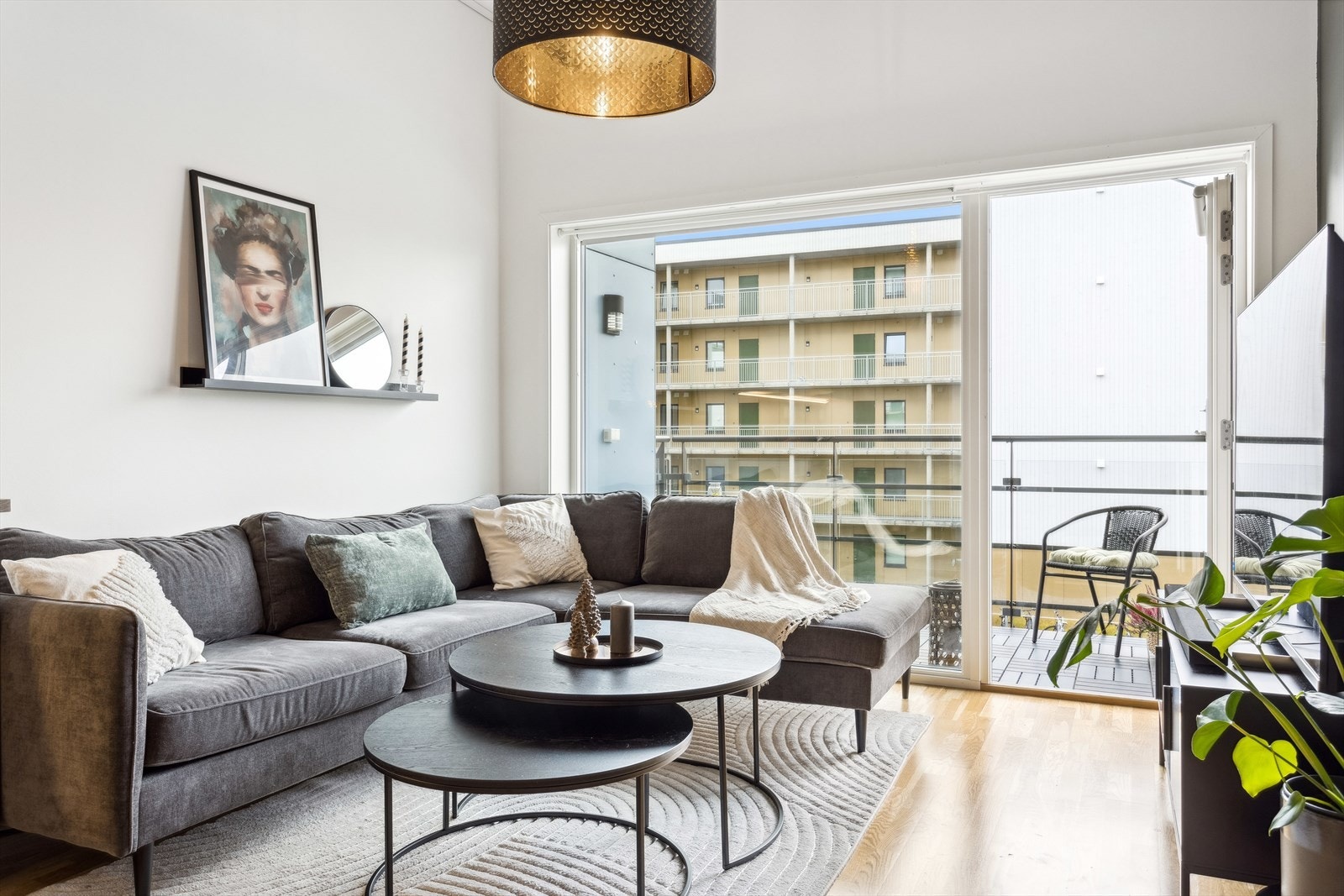 DNB Eiendom v/ Jørgen Bratberg Michaelsen tlf. 47613726 ønsker deg velkommen til Lund Østre og Jernkisvegen 4! En stilfull- og moderne 3-roms med sørvendt balkong. Flott utsikt. God takhøyde. Lave fellesutgifter. P-plass i kjeller. Galleribilde