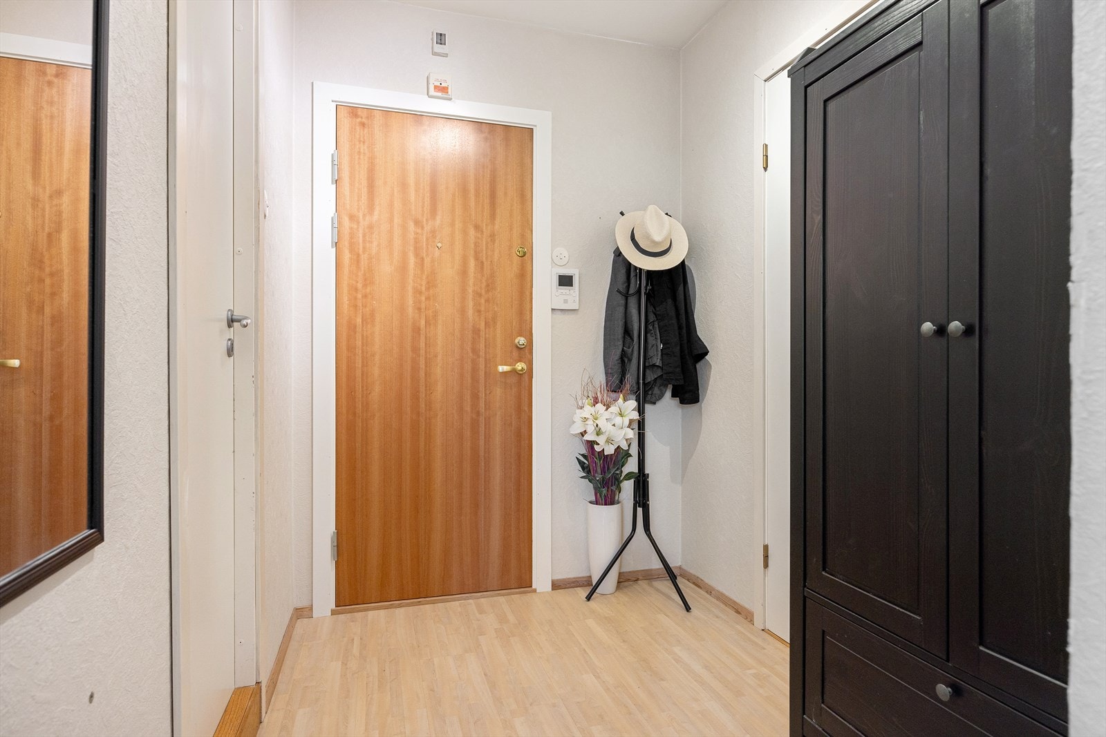 Velkommen inn! Leiligheten har en romslig entré som gir et umiddelbart godt førsteinntrykk. Denne plassen gir deg mulighet til å enkelt henge fra deg yttertøy og sko i et eventuelt skoskap eller garderobe. Galleribilde
