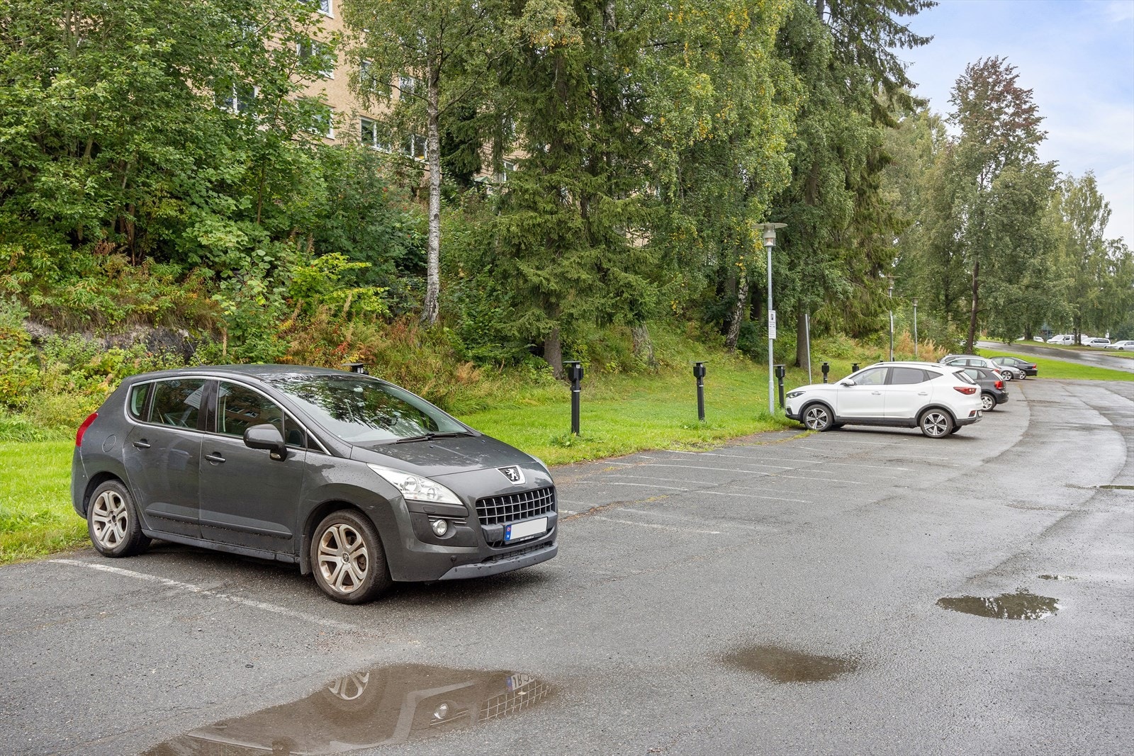Det medfølger en utvendig parkeringsplass med opplegg for lader. Galleribilde