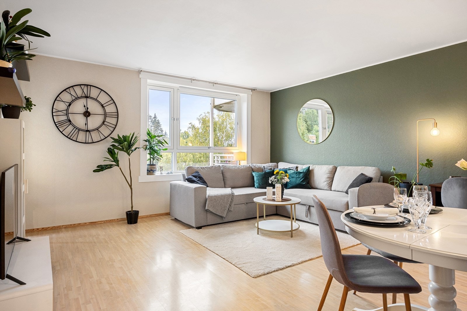 Planløsningen åpner opp for flere møbleringsmuligheter med god plass til sofagruppe, TV-møbler og spisebord med tilhørende stoler. Galleribilde