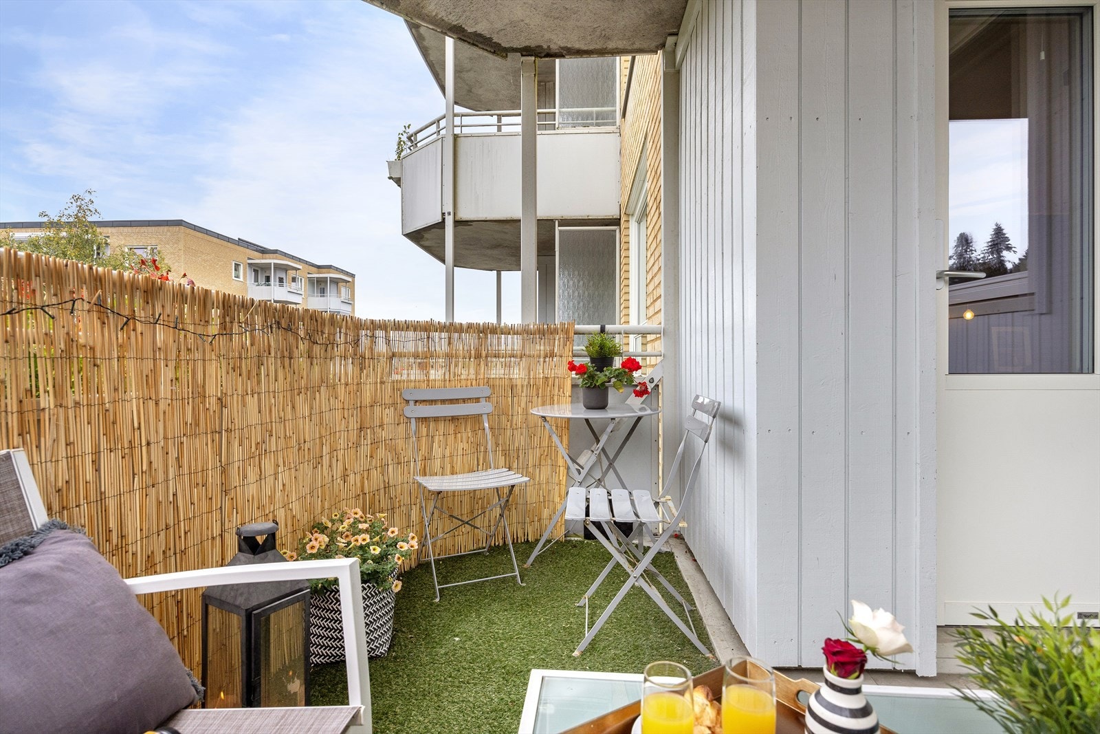 På vår- og sommerhalvåret blir balkongen som en forlengelse av stuen og innbyr til mer samvær og fine stunder med familie og venner. Galleribilde