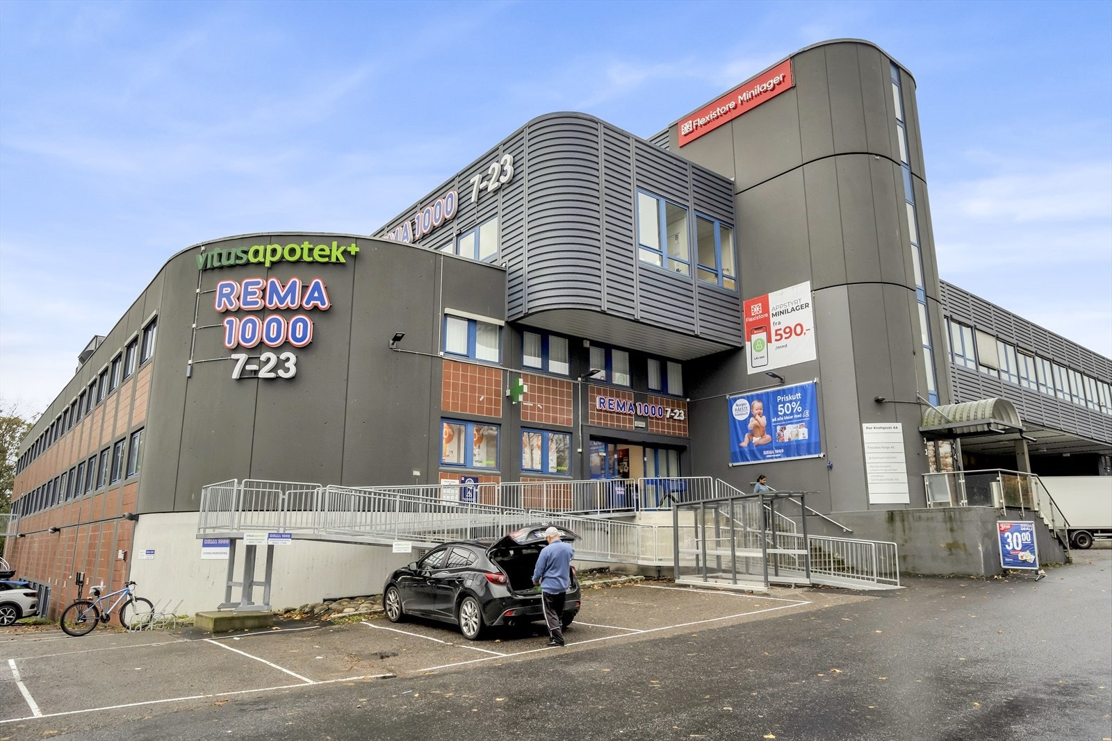 Kun en liten gåtur på 8 min finner man Rema 1000 samt en døgnåpen bensinstasjon og apotek. Galleribilde