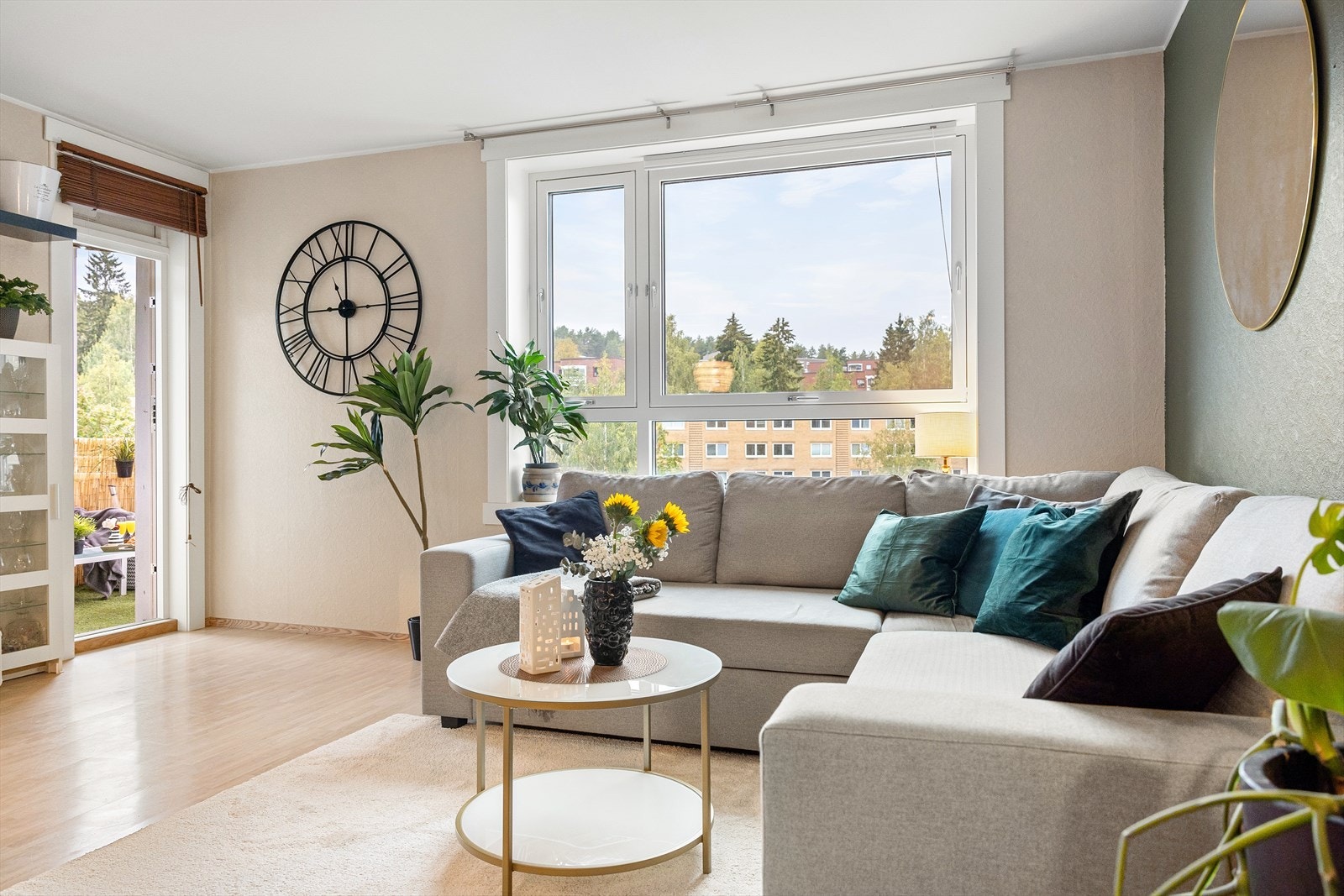 Stuen er lys og luftig med store vindusflater som sørger for rikelig med innslipp av naturlig lys. Galleribilde