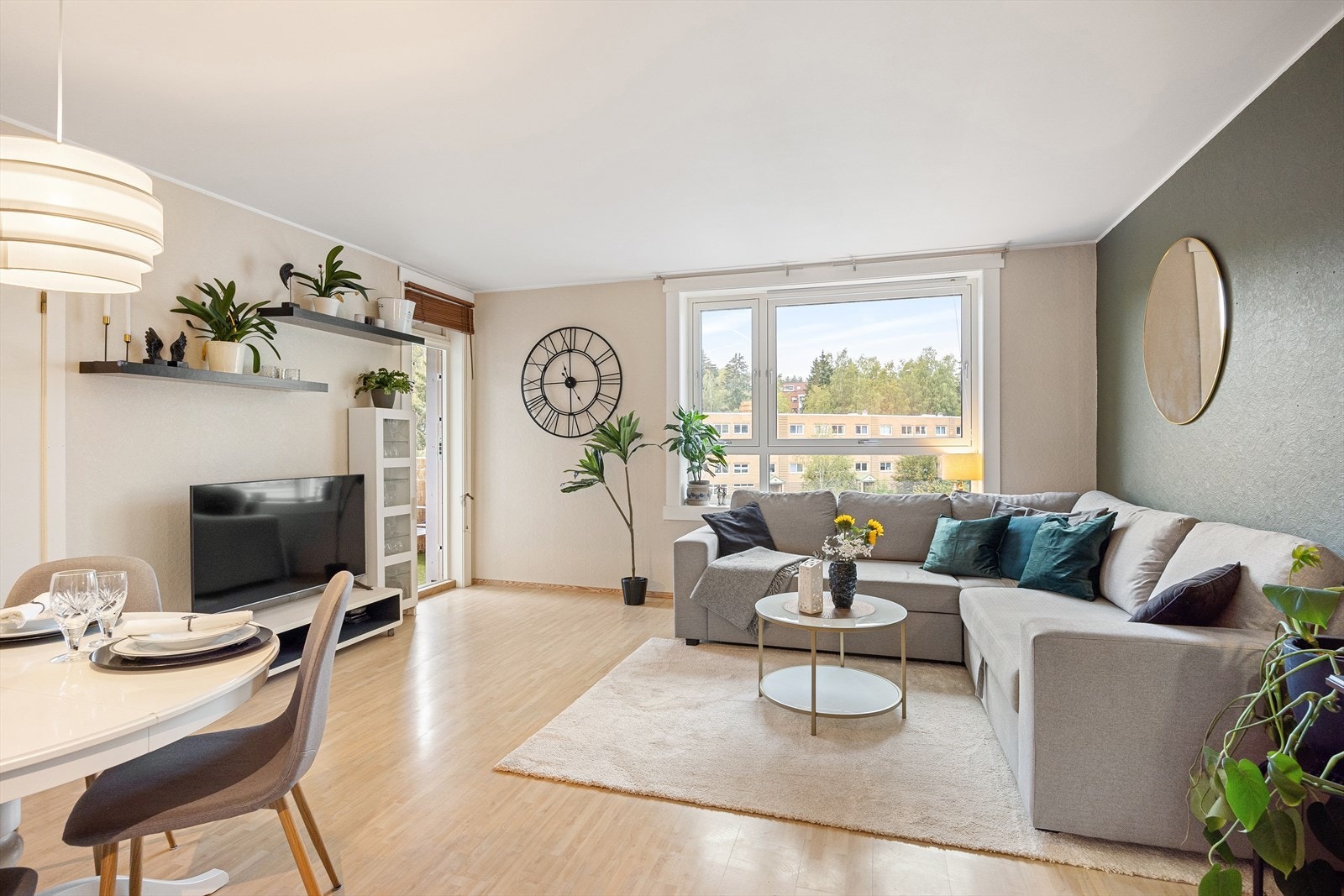 Gulvet er belagt med flott laminat, og overflatene er malt i delikate og moderne fargetoner. Galleribilde