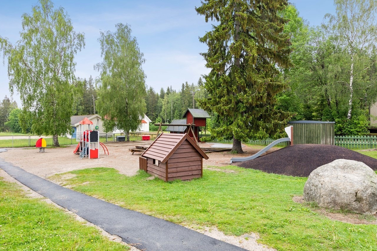 Lekeplassen er en kort gangtur unna.jpg Galleribilde