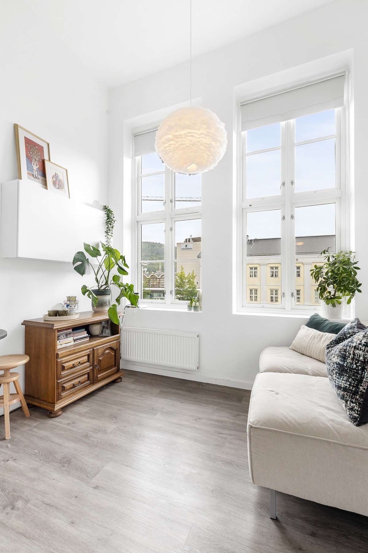 Fin og luftig stue med pene overflater og store vinduer som slipper inn rikelig med naturlig lys Galleribilde